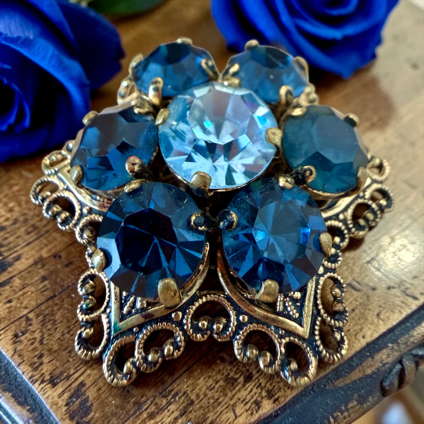 Spilla gioiello vintage cristalli azzurri e blu, anni ‘60