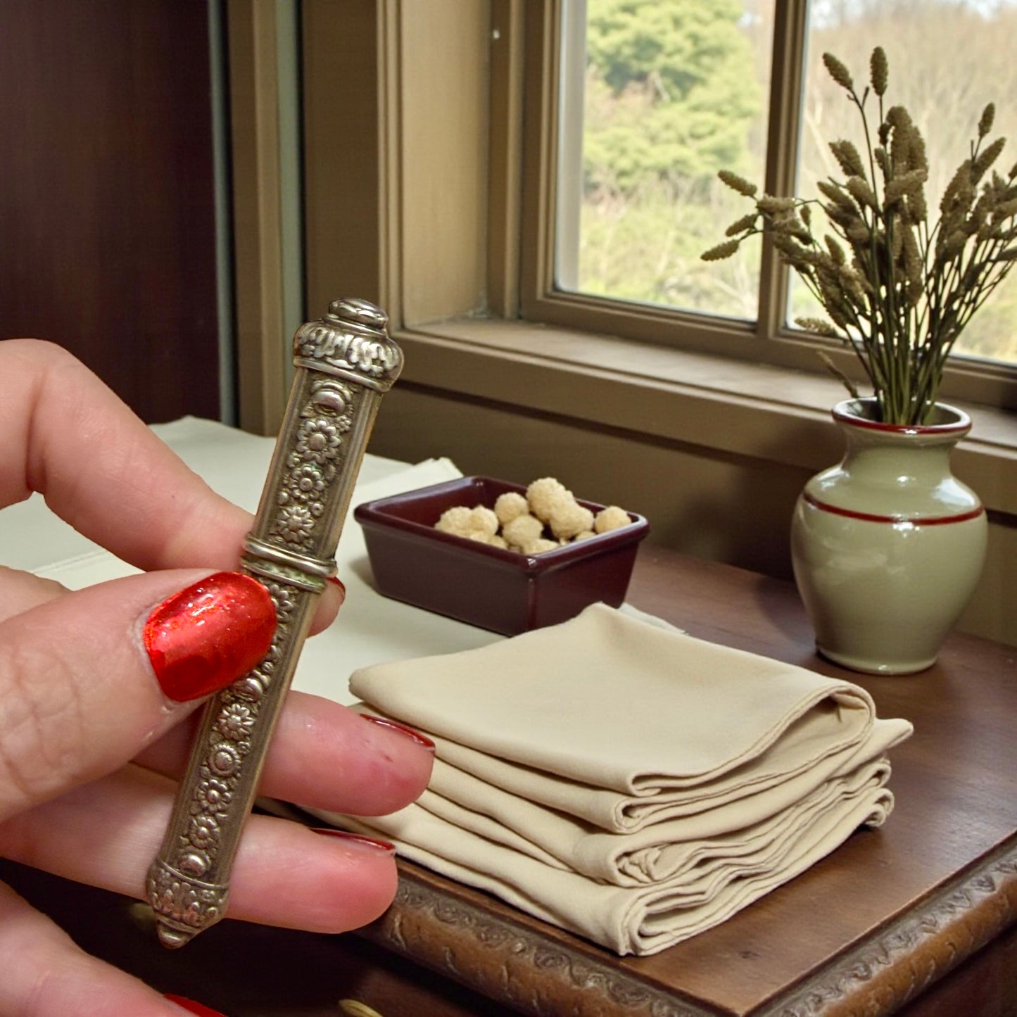 Antico porta aghi in argento 800 massiccio francese ottocentesco con minute decorazioni floreali