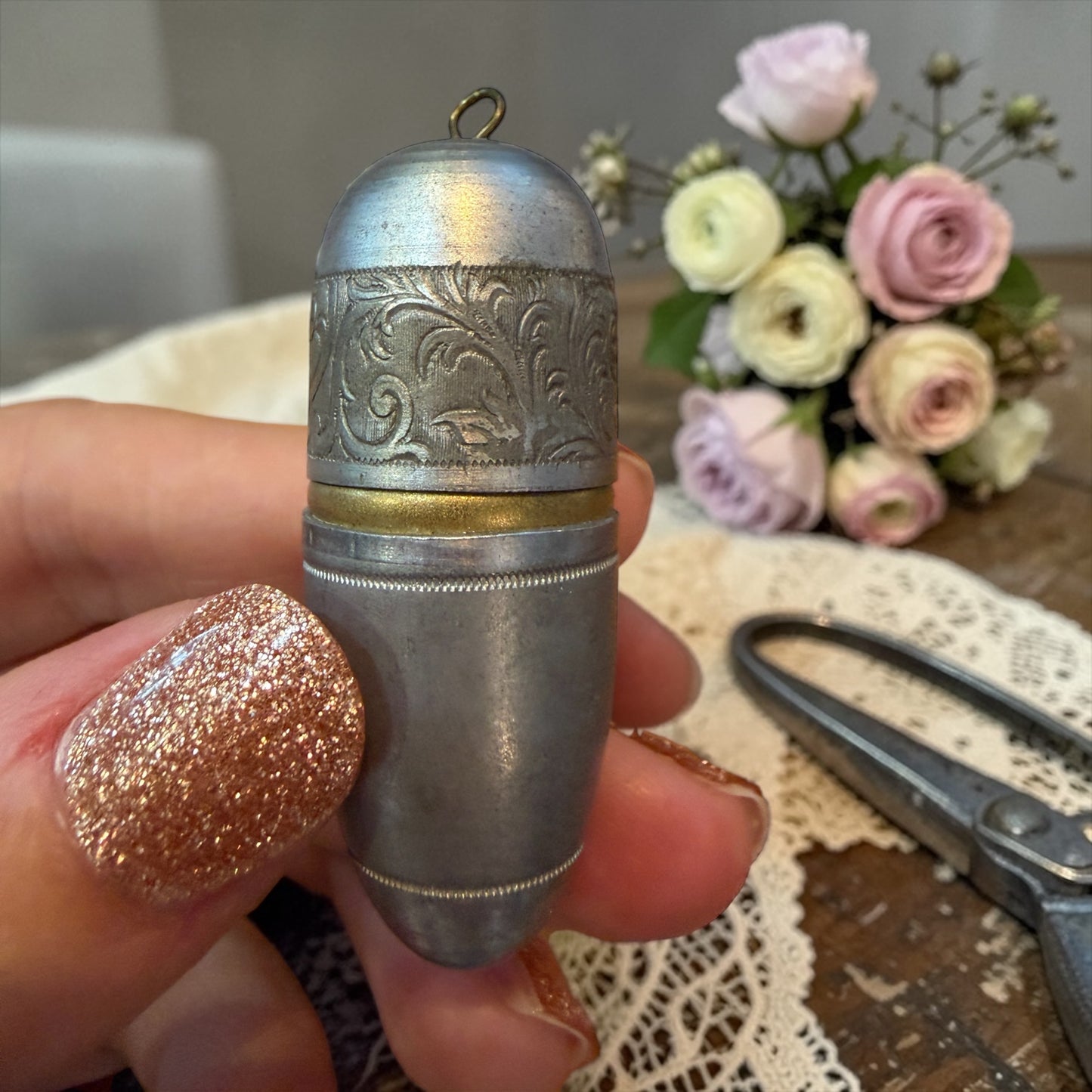 Porta ditale da chatelaine con ditale interno in argento pieno decorato con fragole, fine ‘800