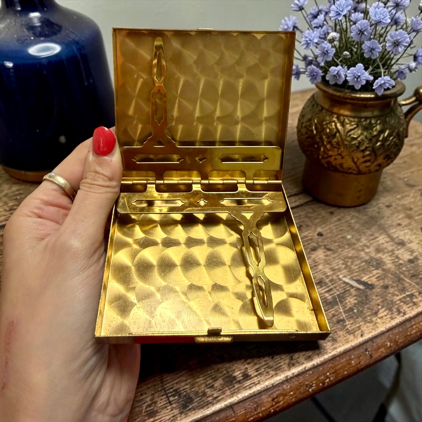 Porta sigarette dorato vintage con fermi metallici, anni ‘50