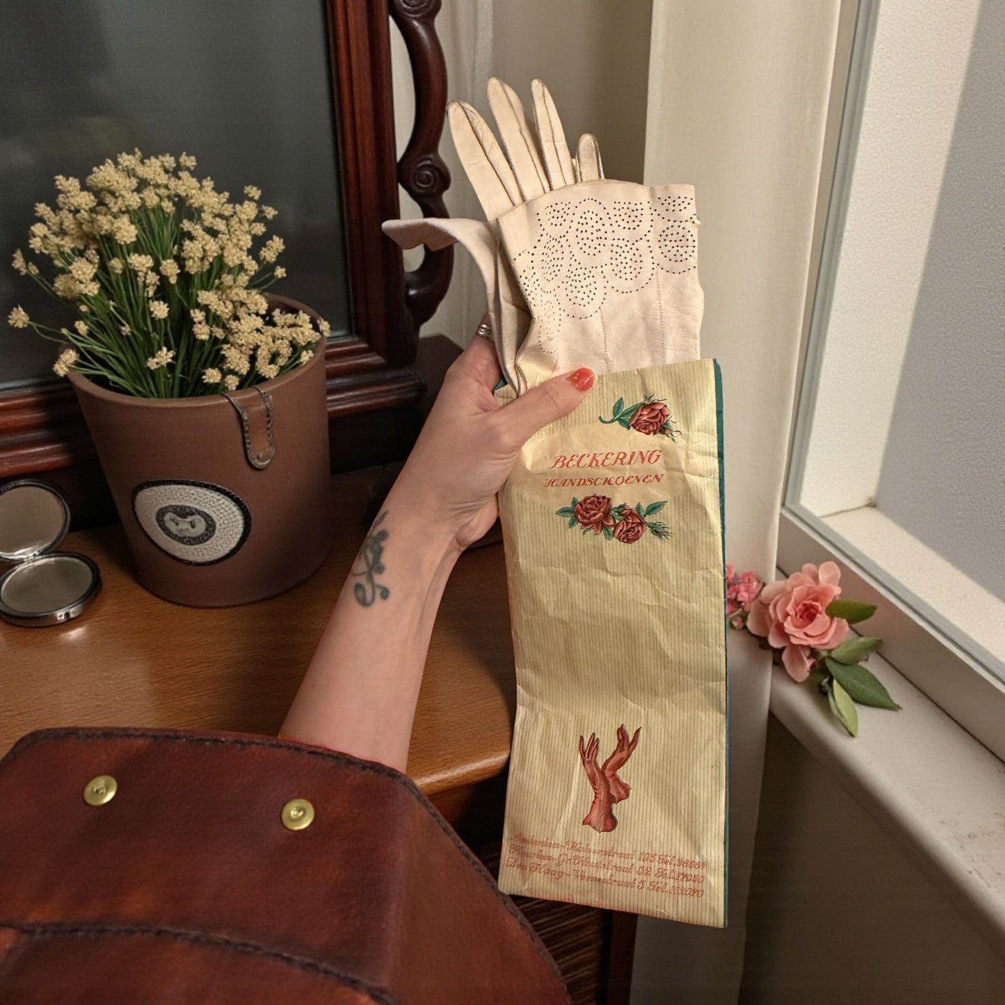 Antichi guanti al gomito in pelle traforata con bottoniera perle, anni ‘40 completi di originale busta Beckering