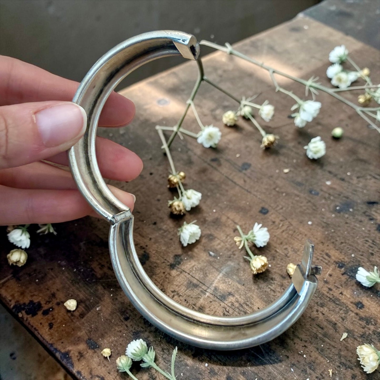 Bracciale in argento massiccio antico, fine ‘800 primo ‘900 con fiori placcati oro