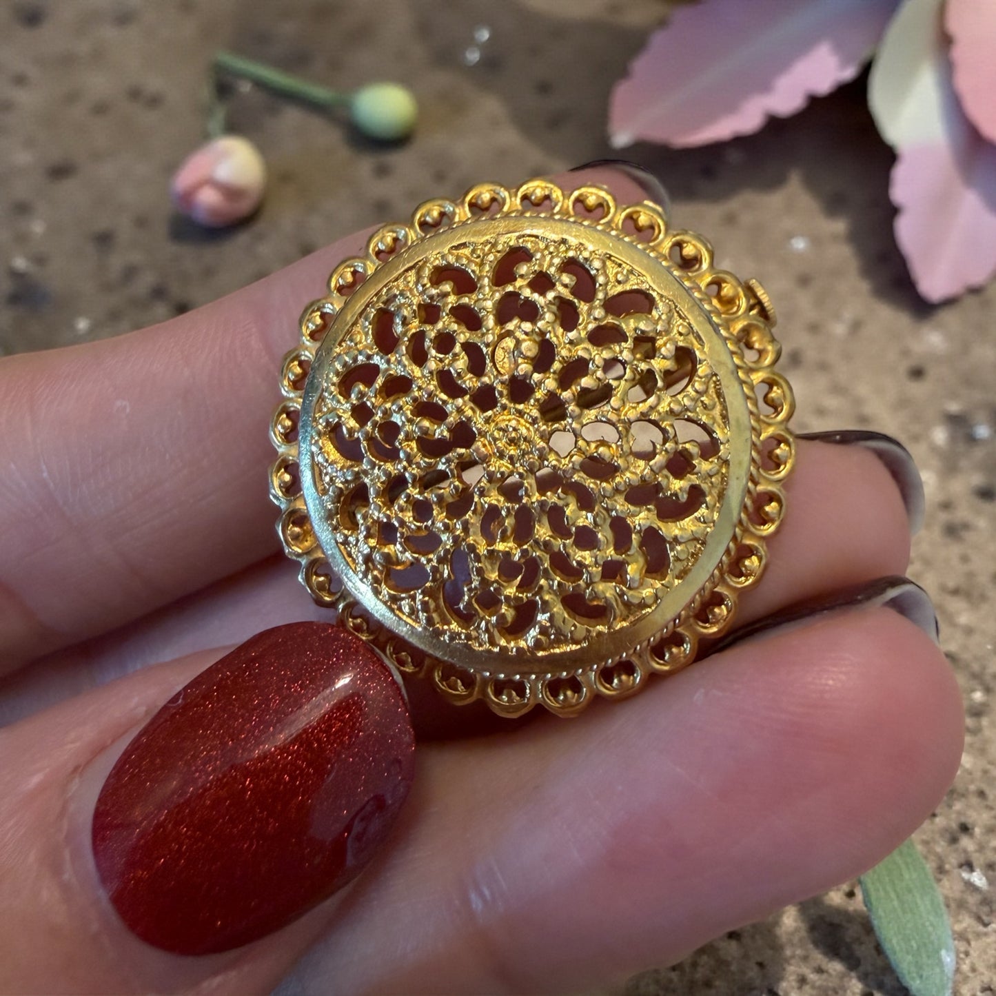 Spilla in filigrana placcata oro firmata, manifattura tedesca anni 60