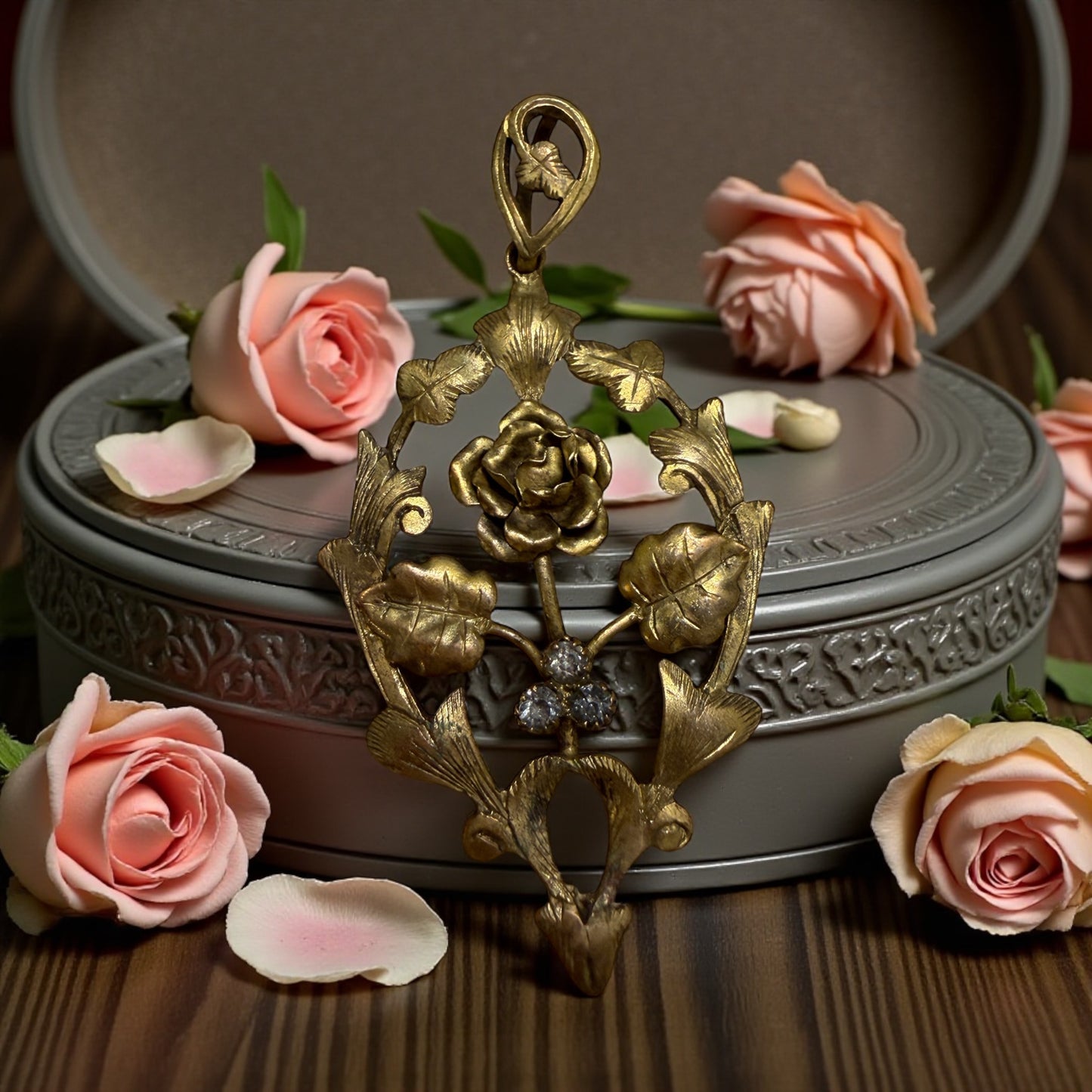 Pendente gioiello antico tardo ‘800 con rosa e vetri tagliati a brillante, prob princisbecco