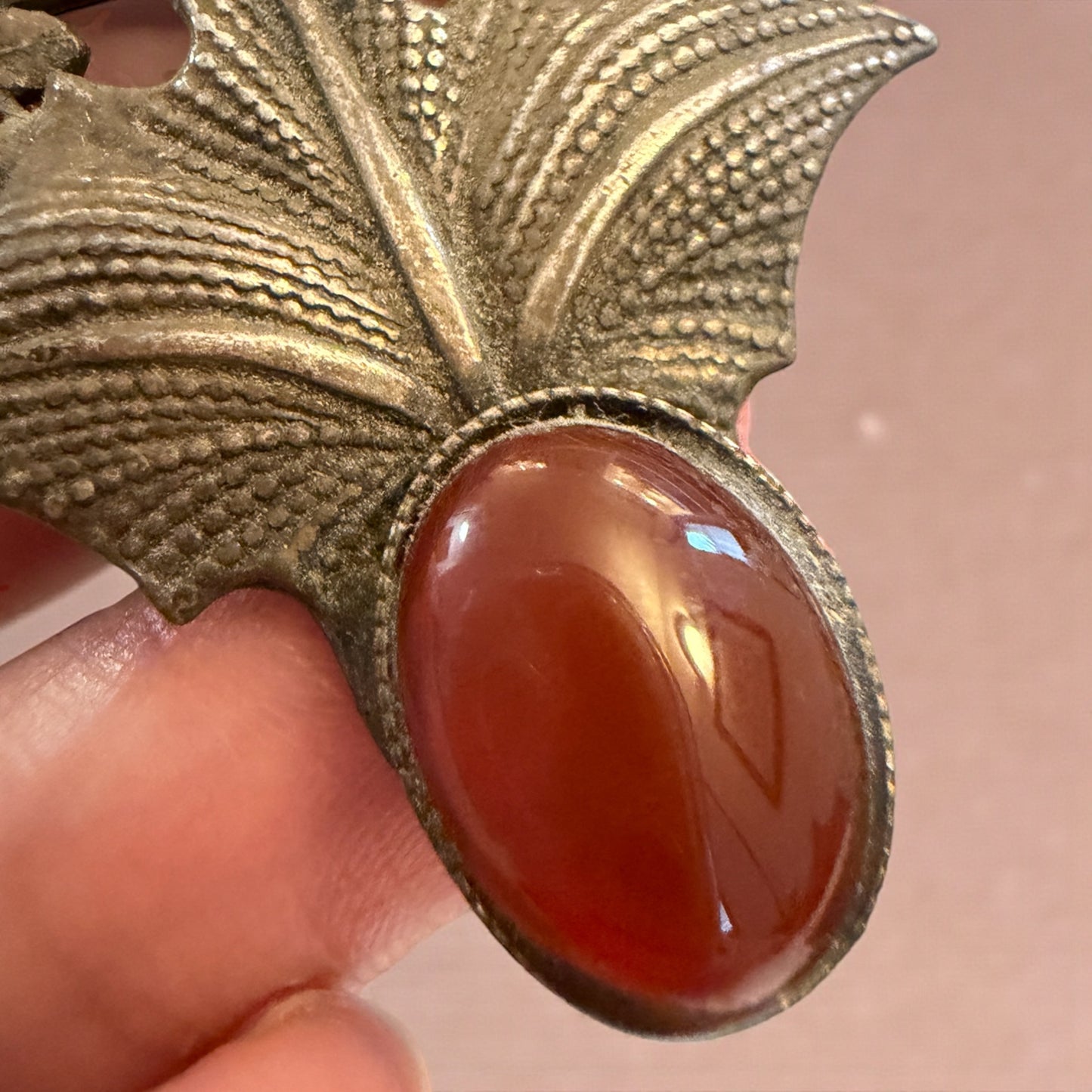 Splendida spilla in argento tardo Liberty con decorazioni fitomorfe e cuore in cornalina