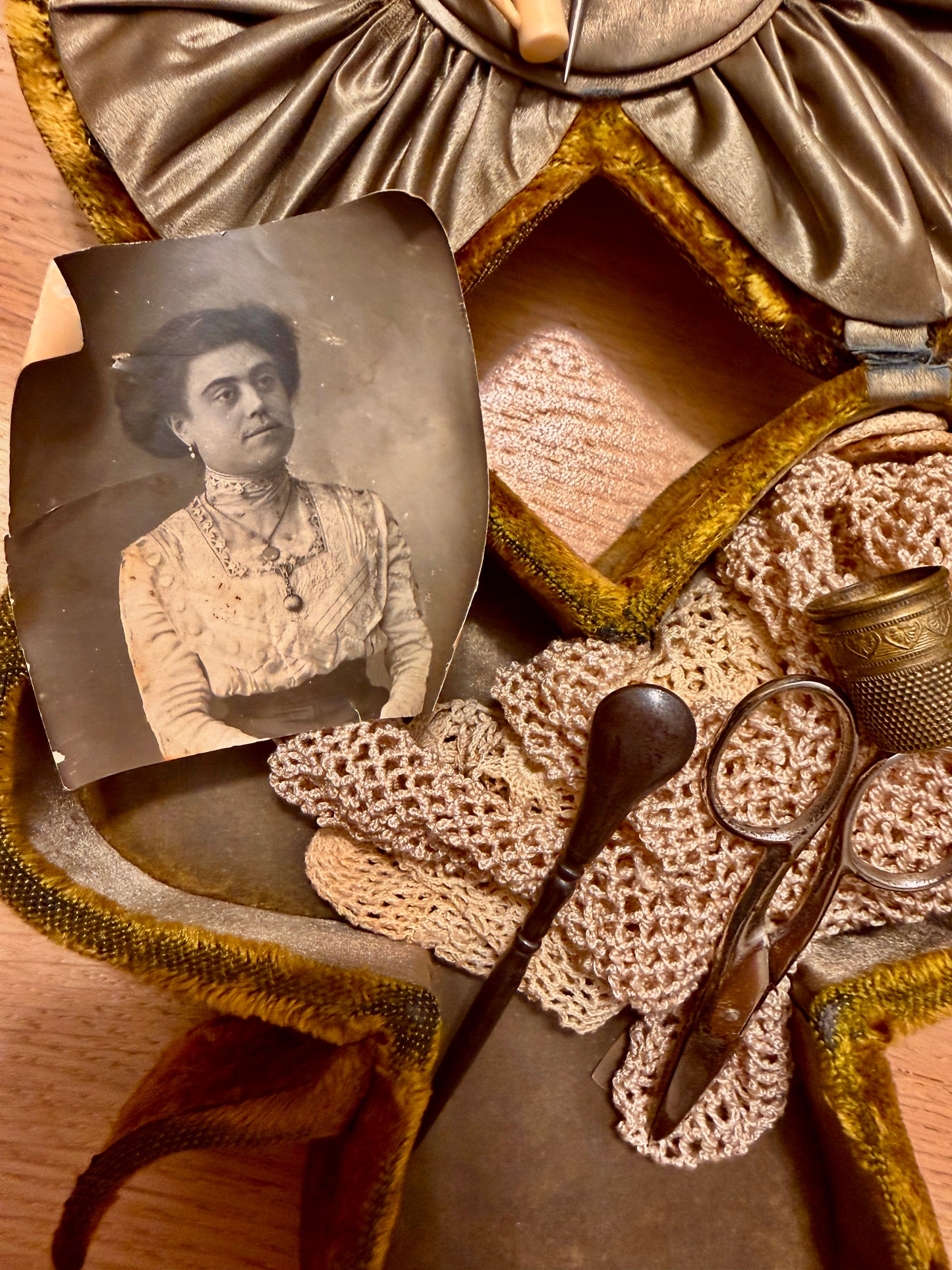 Cofanetto da cucito in vellutino a guisa di trifoglio, interno in seta con strumenti, guanti, fotografia antica. 1900.