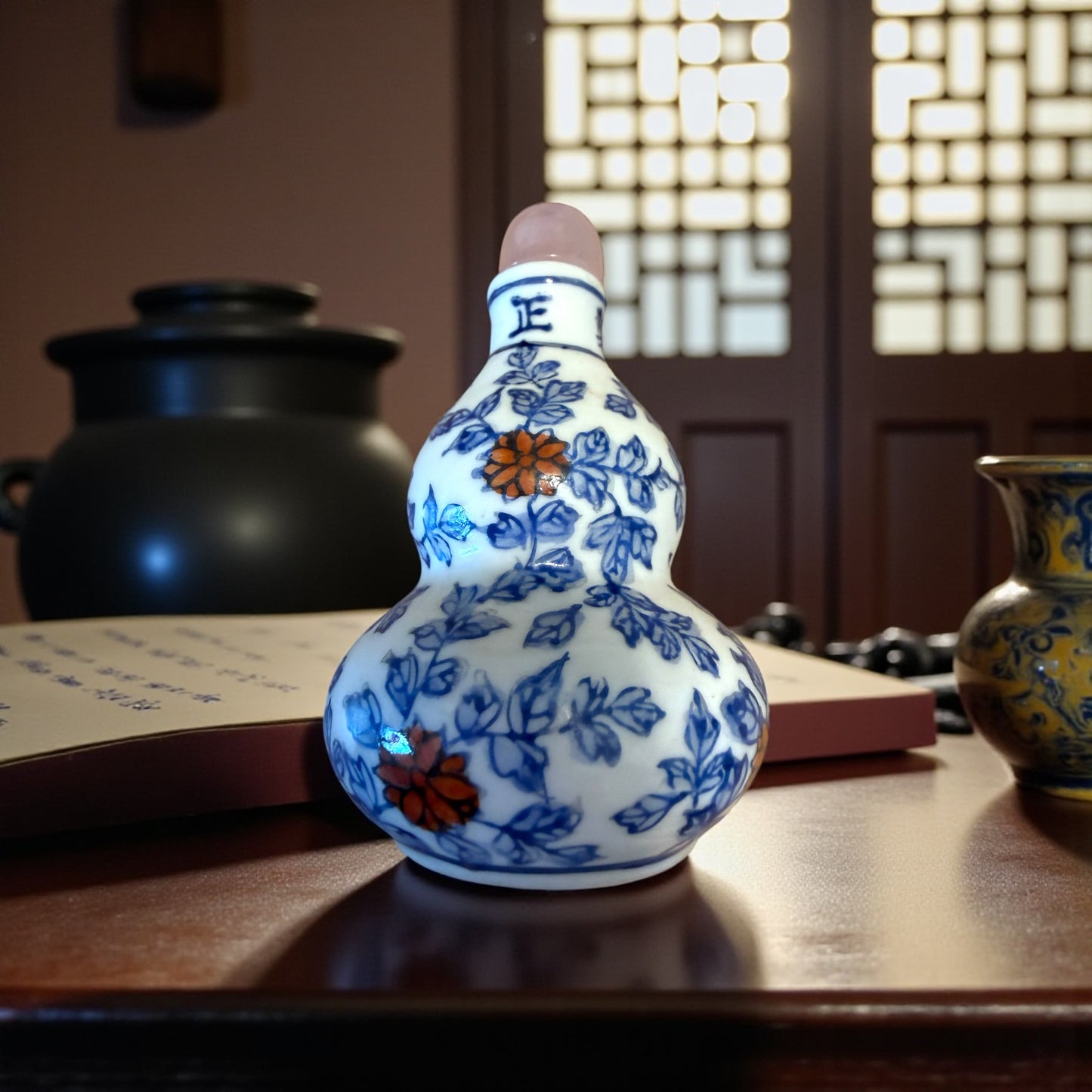 Snuff Bottle in ceramica smaltata a decori rossi e blu, tappo in quarzo rosa