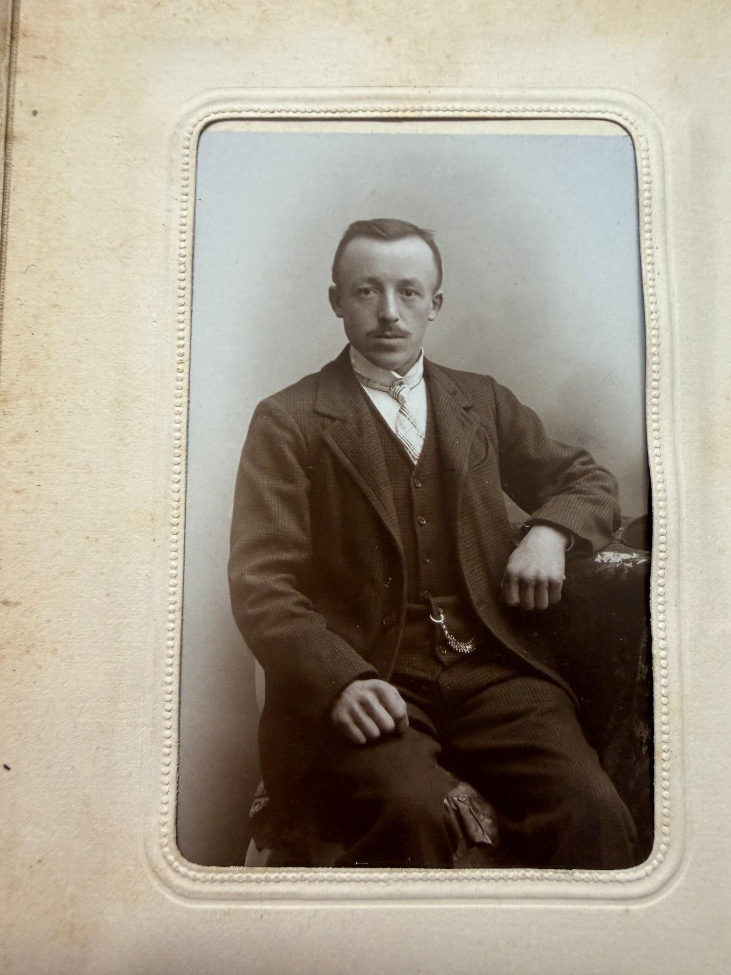 Antico album gothic revival 1895-1905 ca con 17 antichi ritratti
