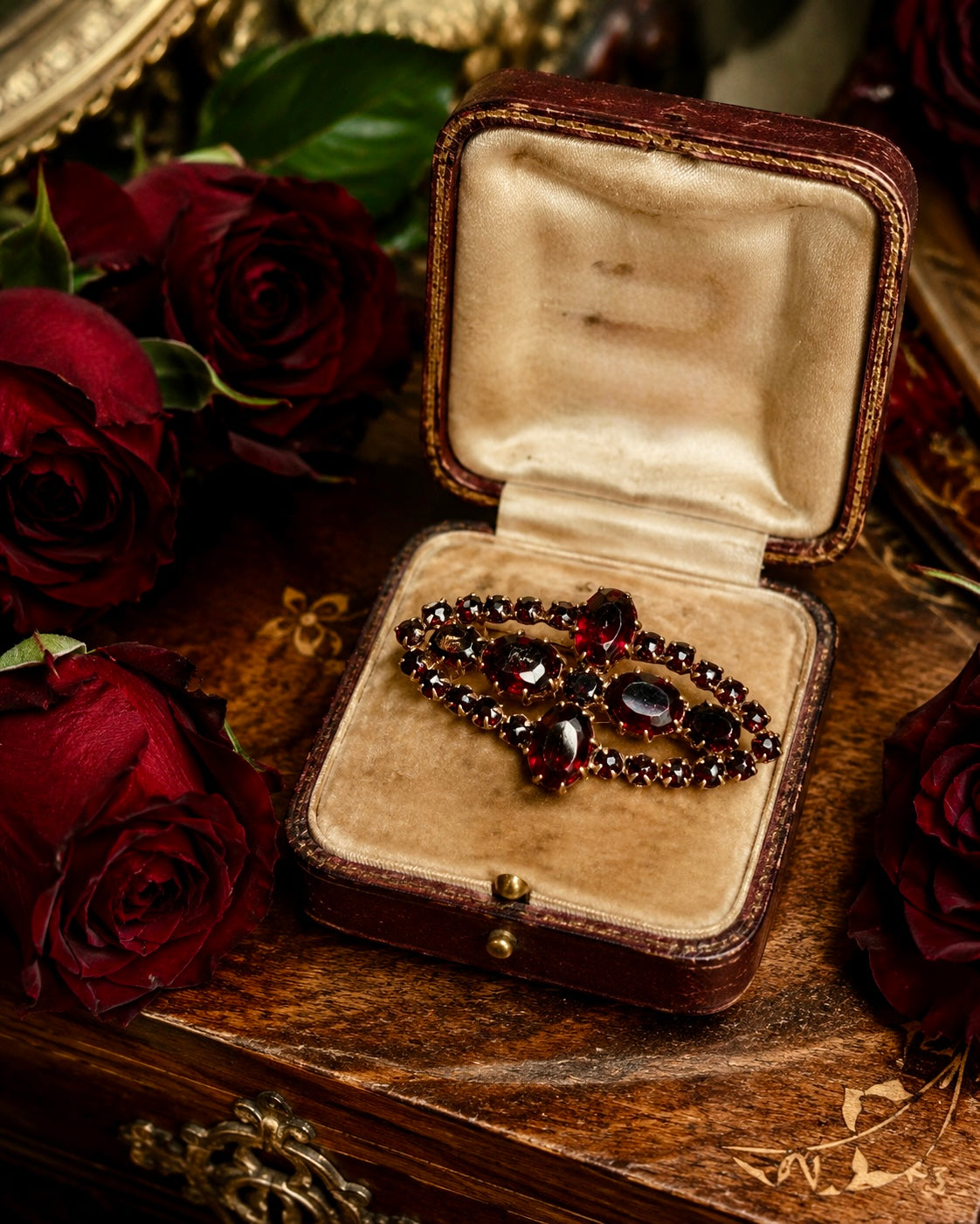 Spilla dorata broche de cou anni ‘40 con granati o vetri boemi
