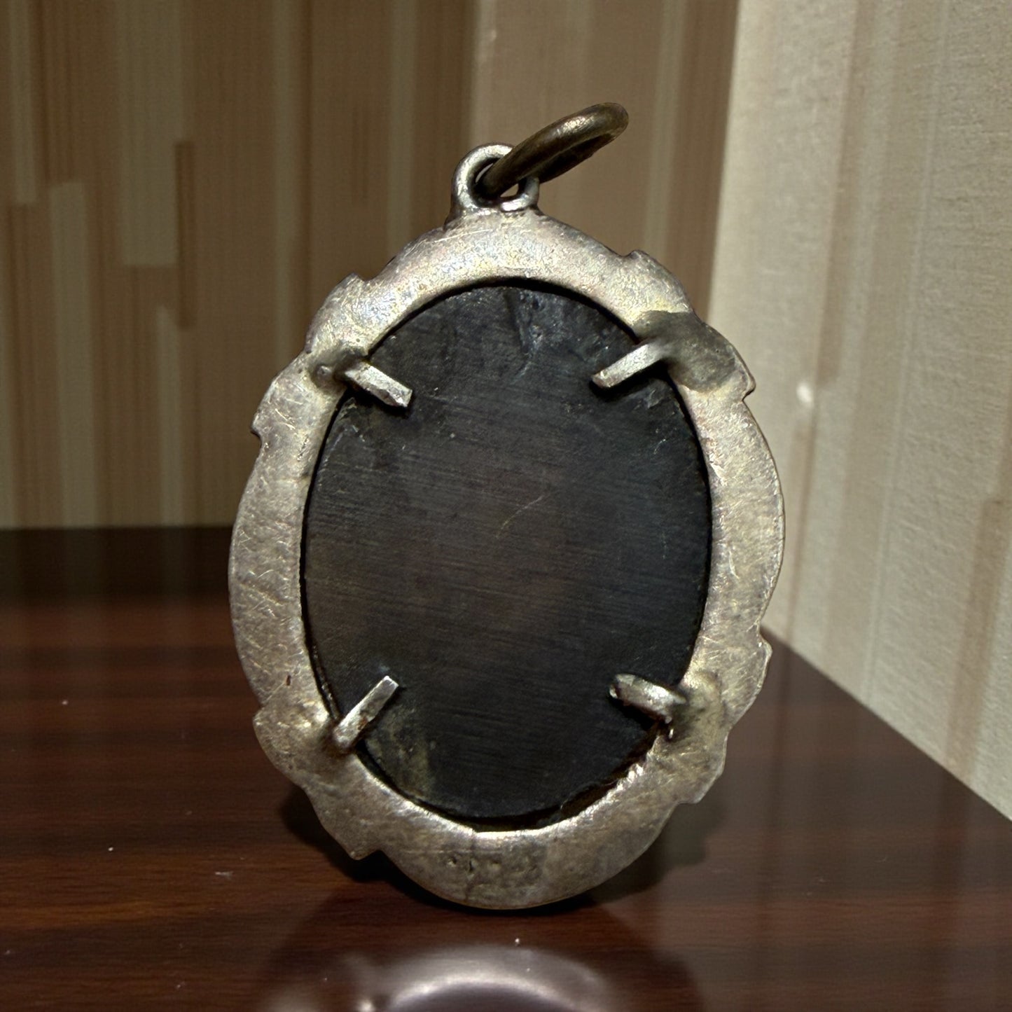 Piccolo cammeo in argento e marcasiti su madreperla, finissimo, primo ‘900