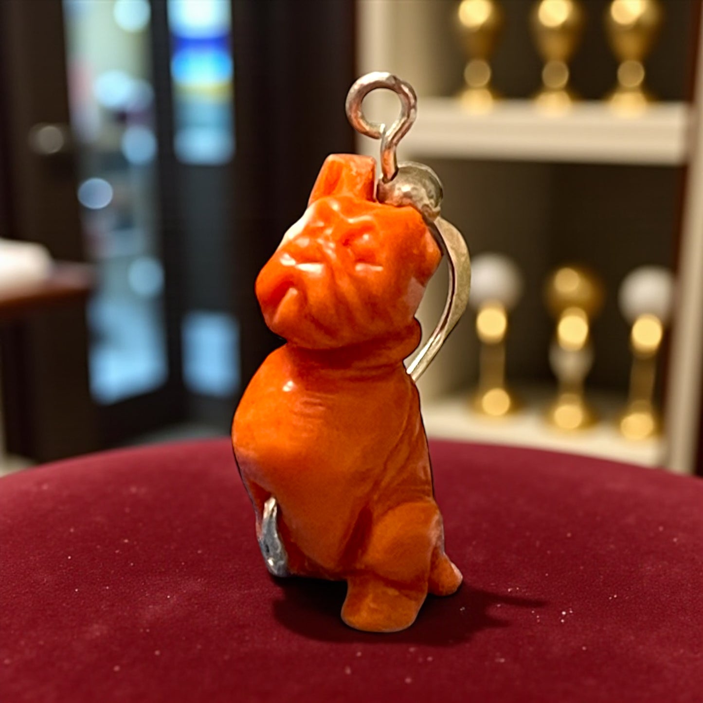 Pendente in autentico corallo montato su argento 925 a guisa di cane ￼