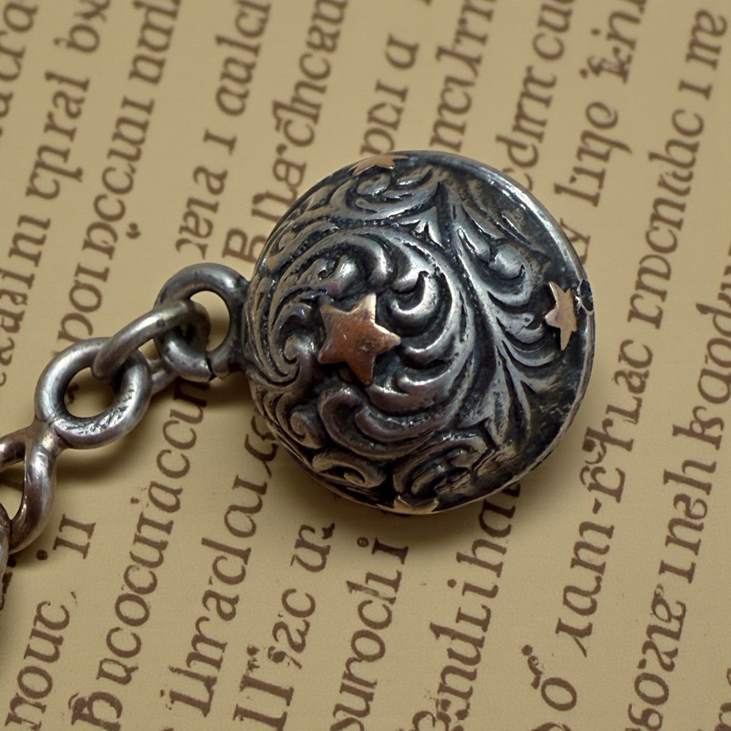 Gioiello maschile, tardo ottocentesco, catena da panciotto con chiave di carica e pendente fob