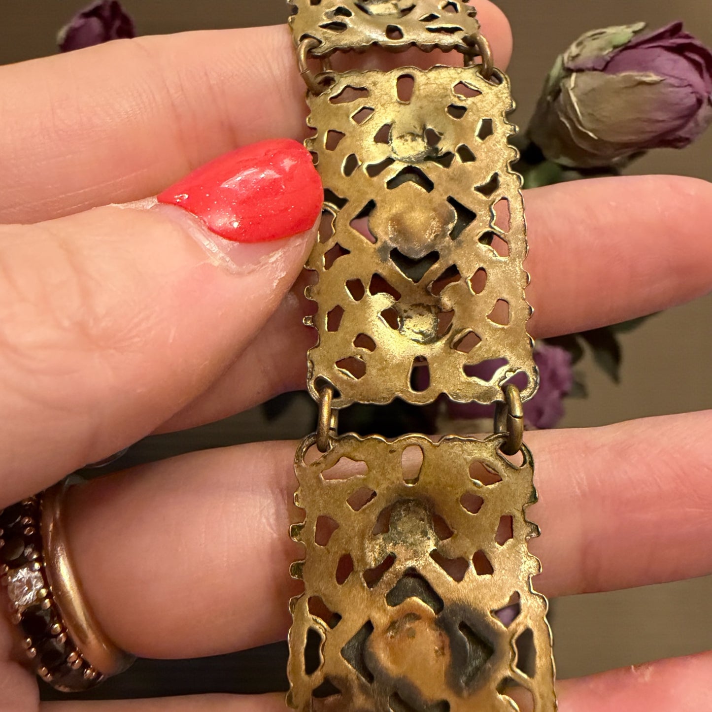 Bracciale a pizzo traforato boho chic con cabochon miele, ca metà ‘900