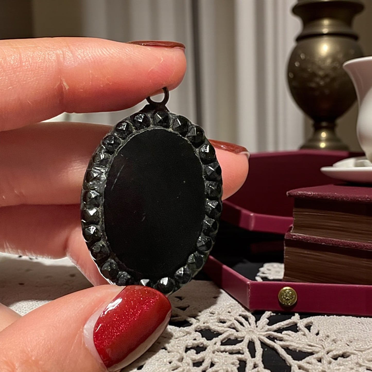 Pendente da lutto in vetro nero, vittoriano, con rosa