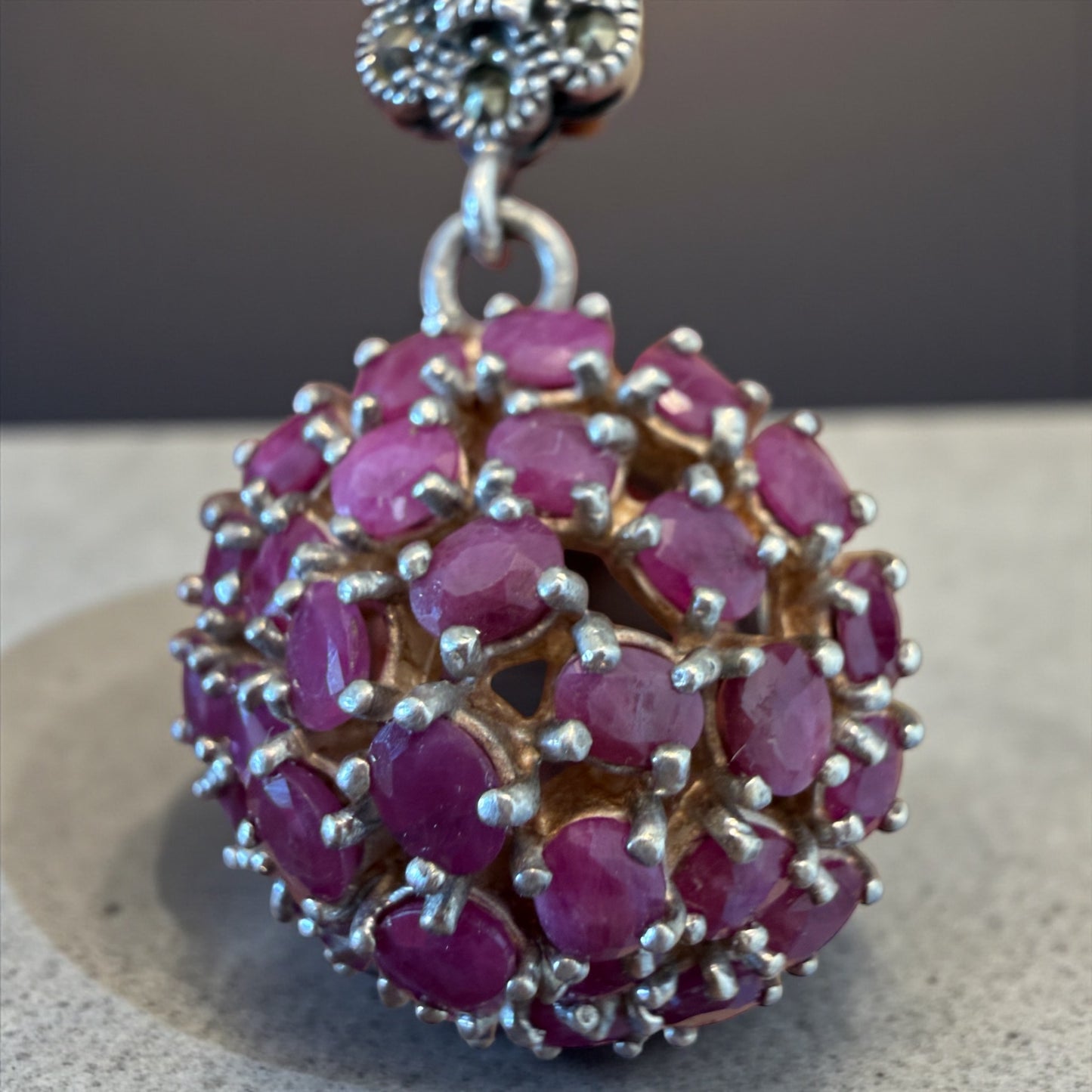 Pendente gioiello in argento con marcasiti e radici di rubino, 60s-70s