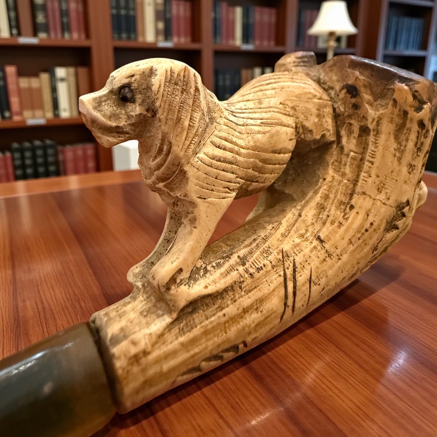 Antica pipa in schiuma di mare zoomorfa a guisa di cane, in custodia, fine ‘800