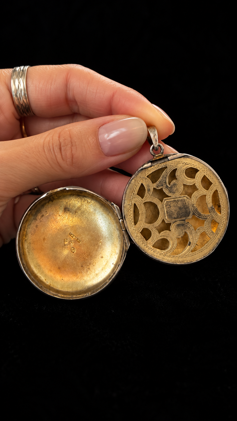 Antica vinaigrette in argento punzonato scandinavo del 1887 con nome inciso “Dina” da châtelaine o catena