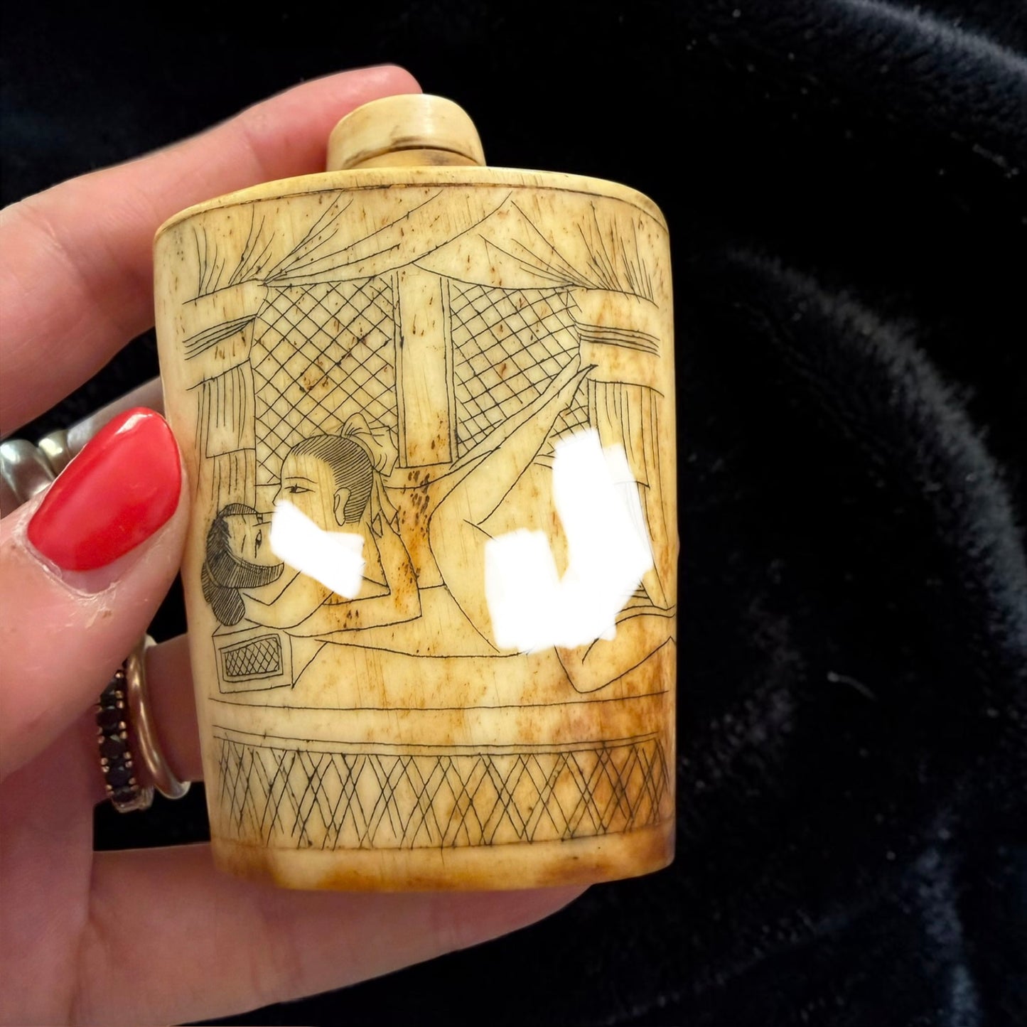Antica Snuff Bottle in osso inciso con cucchiaino e con scene erotiche