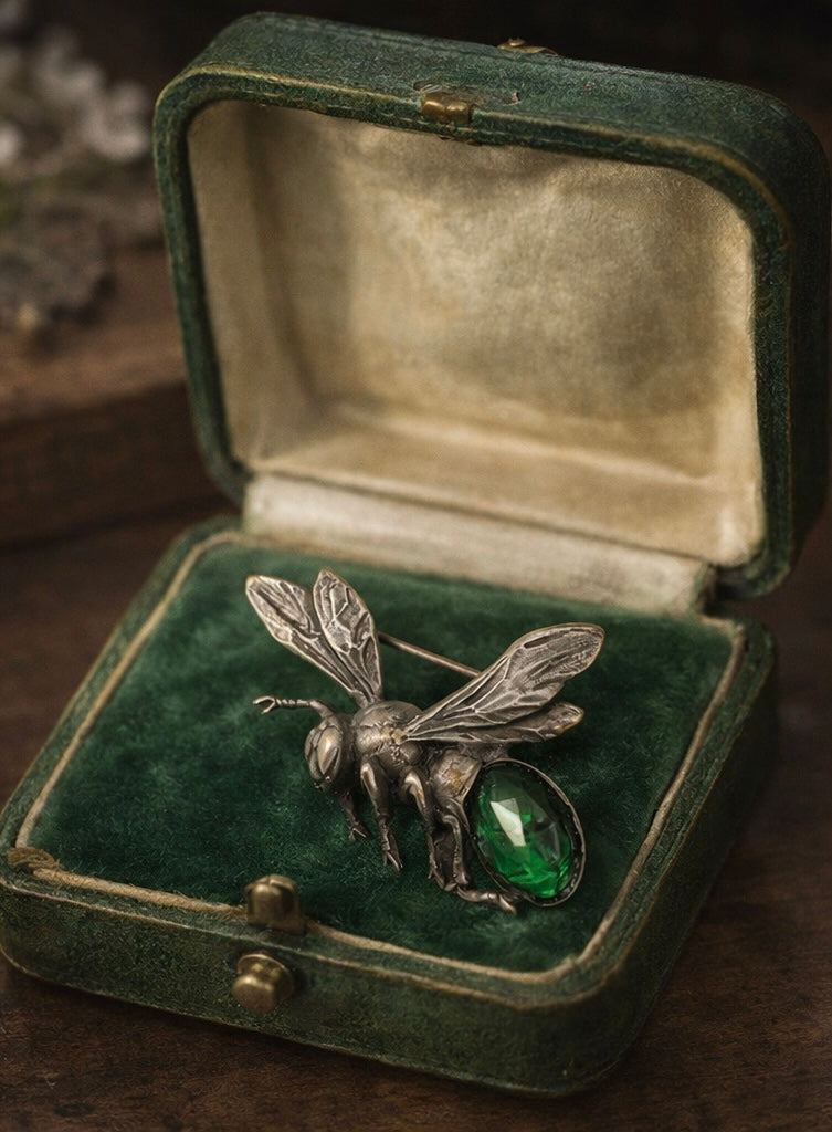 Spilla placcata argento a guisa di ape con cabochon verde, secondo dopo guerra