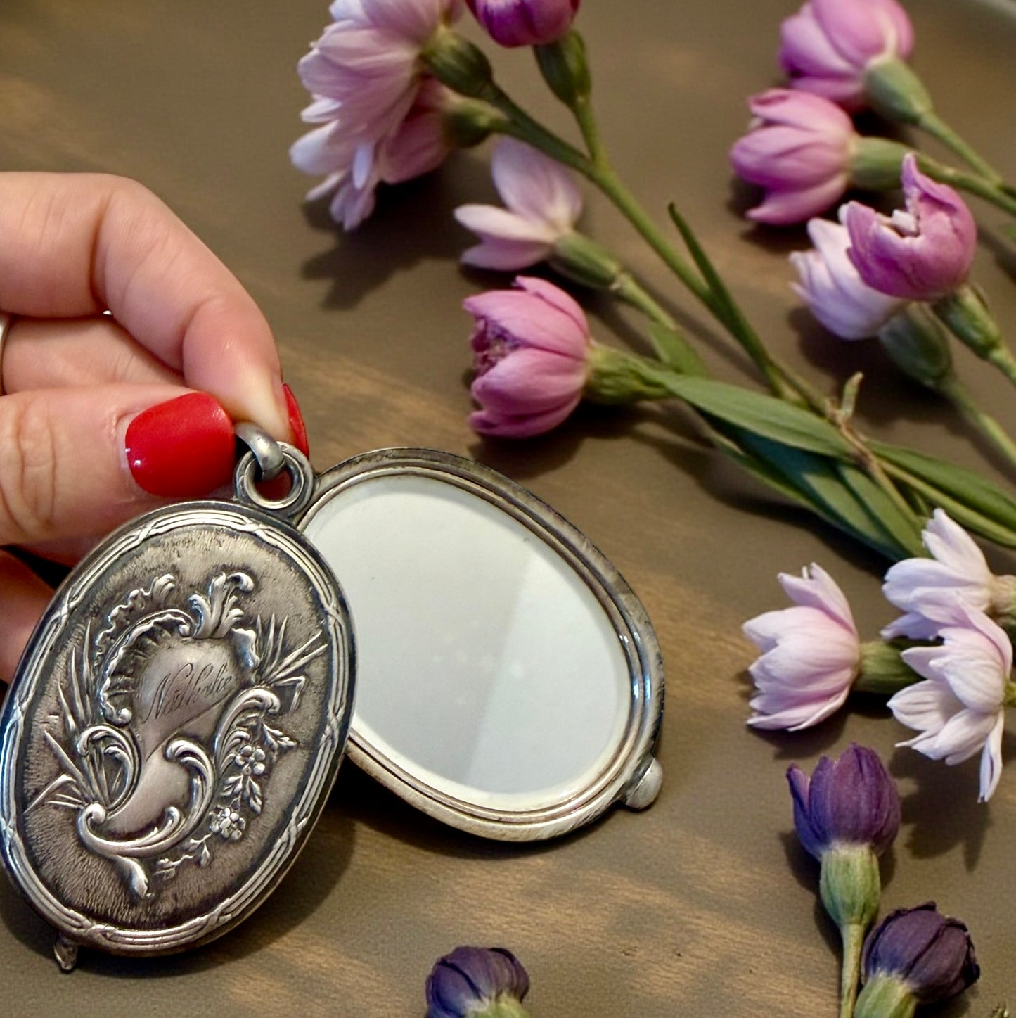 Medaglione in argento massiccio Art Nouveau fine ‘800 con specchio a scorrimento finemente inciso