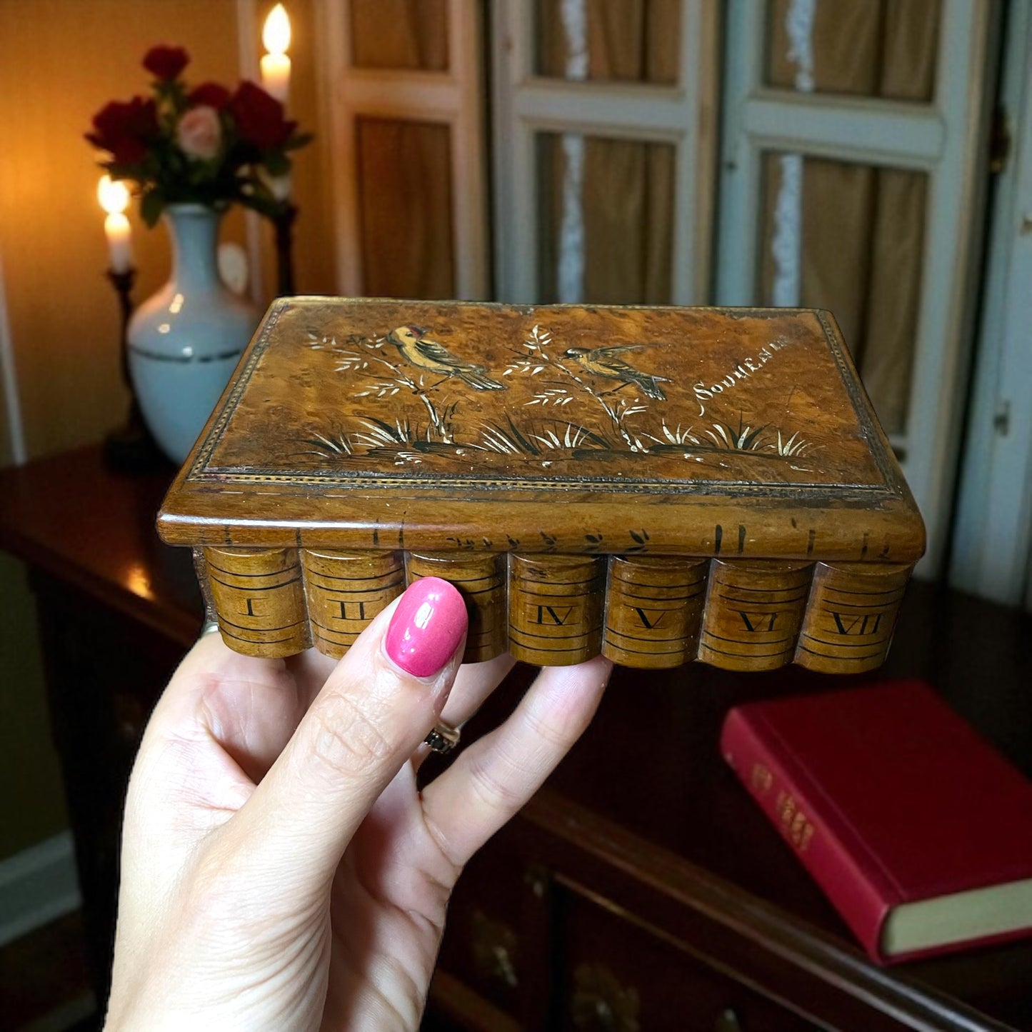 Scatola con segreto decorata con semanier e cardellino, fine ‘800