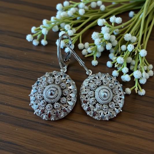 Orecchini in argento creati da doppia spilla da mantello di fine ‘800, montati su monachine contemporanee argento 925 ￼