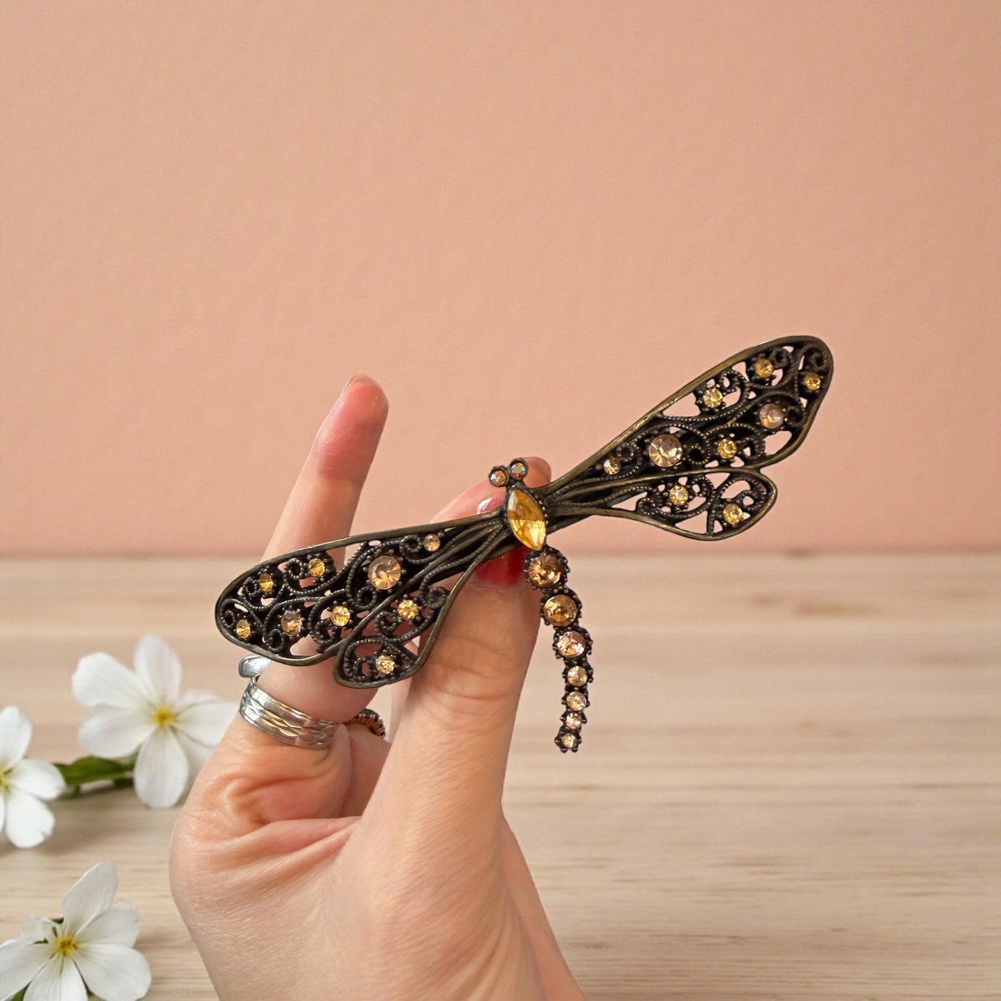 Spilla di generose dimensioni a guisa di libellula con strass color Ambra, Liberty revival ￼