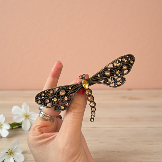 Spilla di generose dimensioni a guisa di libellula con strass color Ambra, Liberty revival ￼