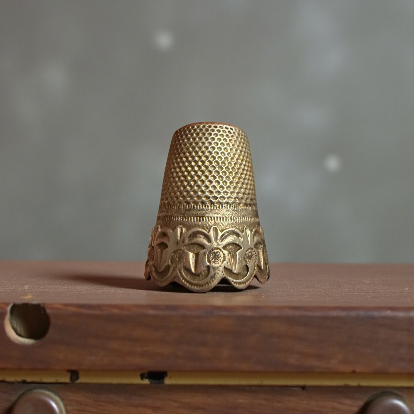 Prezioso ditale in argento antico completo di custodia, Francia, fine ‘800