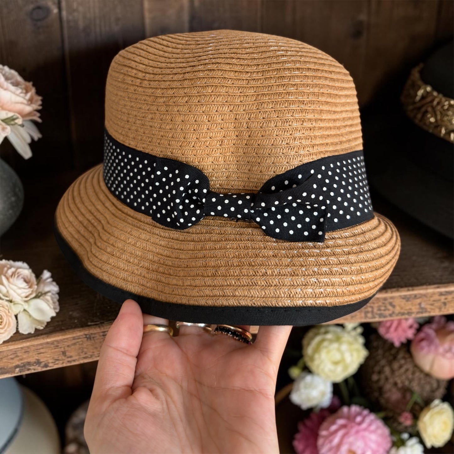 Cappellino Riviera anni ‘50, falda corta, paglia miele e morbida e nastro a pois con fiocco