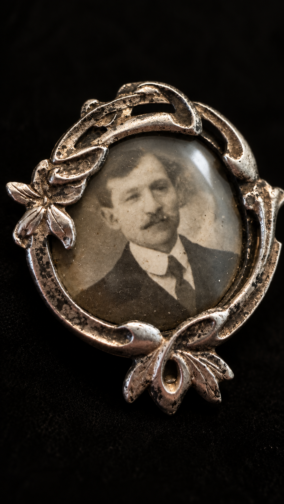 Spilla ritratto, gioiello sentimentale ad memoriam in cornice Art Nouveau argentata