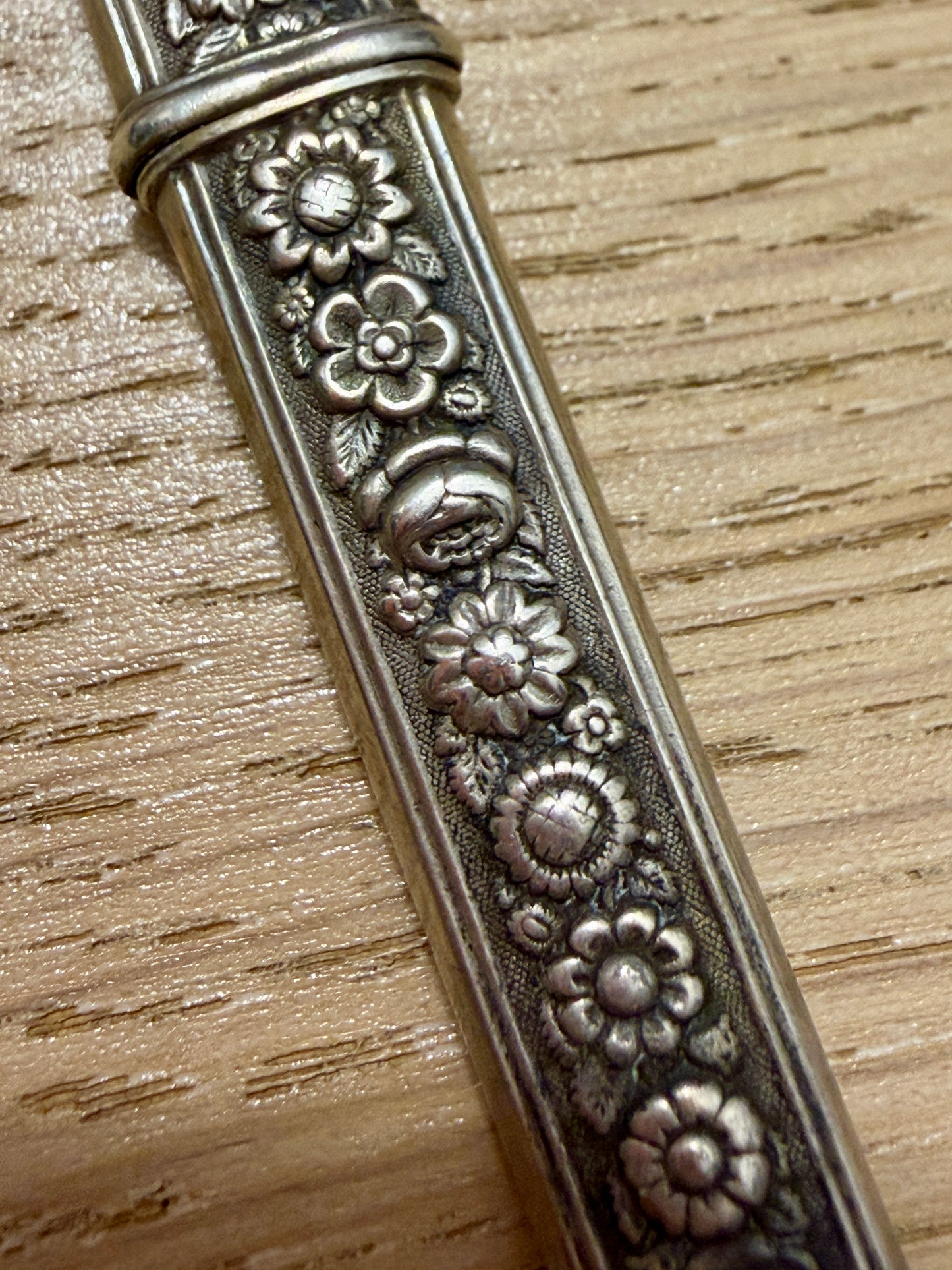 Antico porta aghi in argento 800 massiccio francese ottocentesco con minute decorazioni floreali
