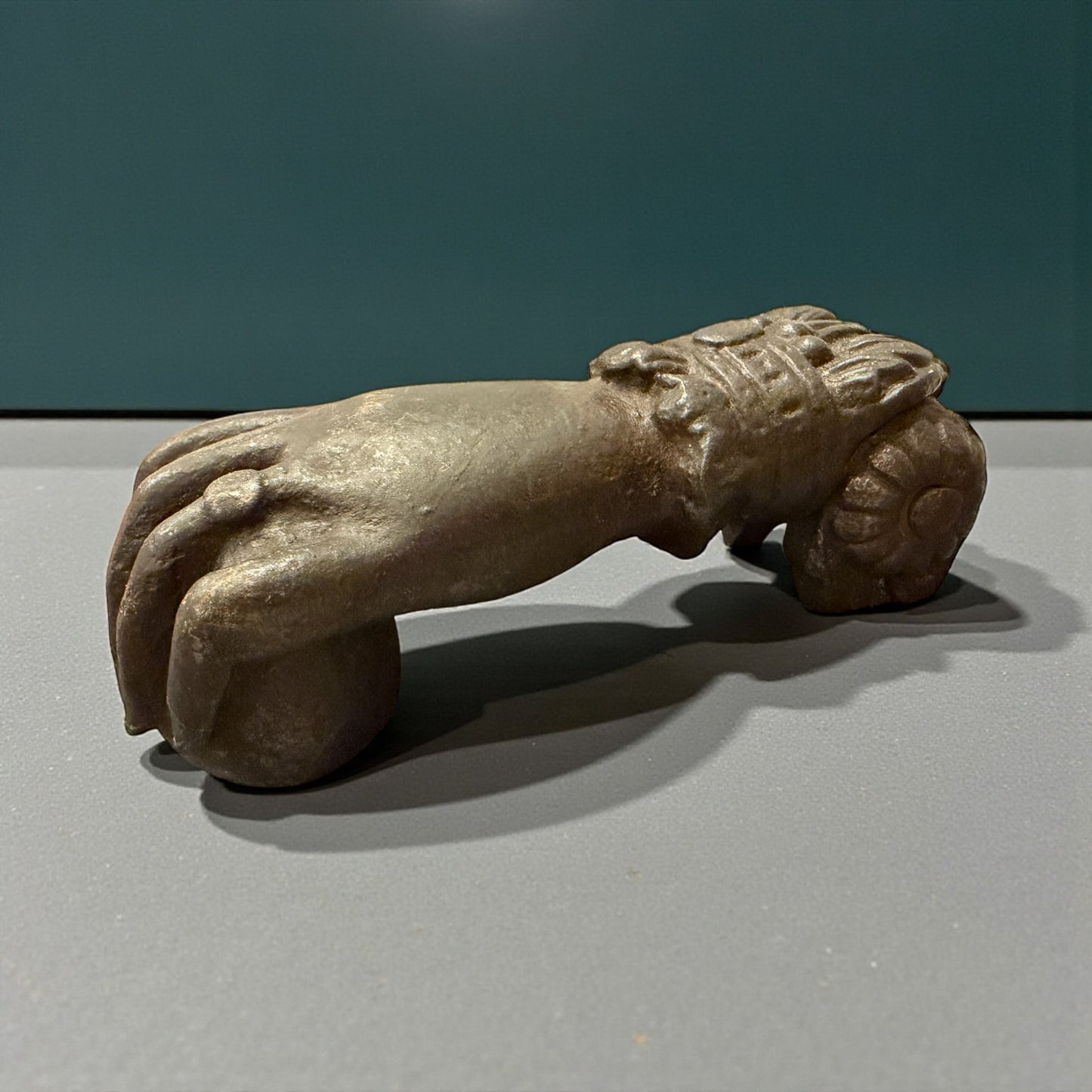 Battente in ghisa antico fine ‘800 primo ‘900 a guisa di mano femminile