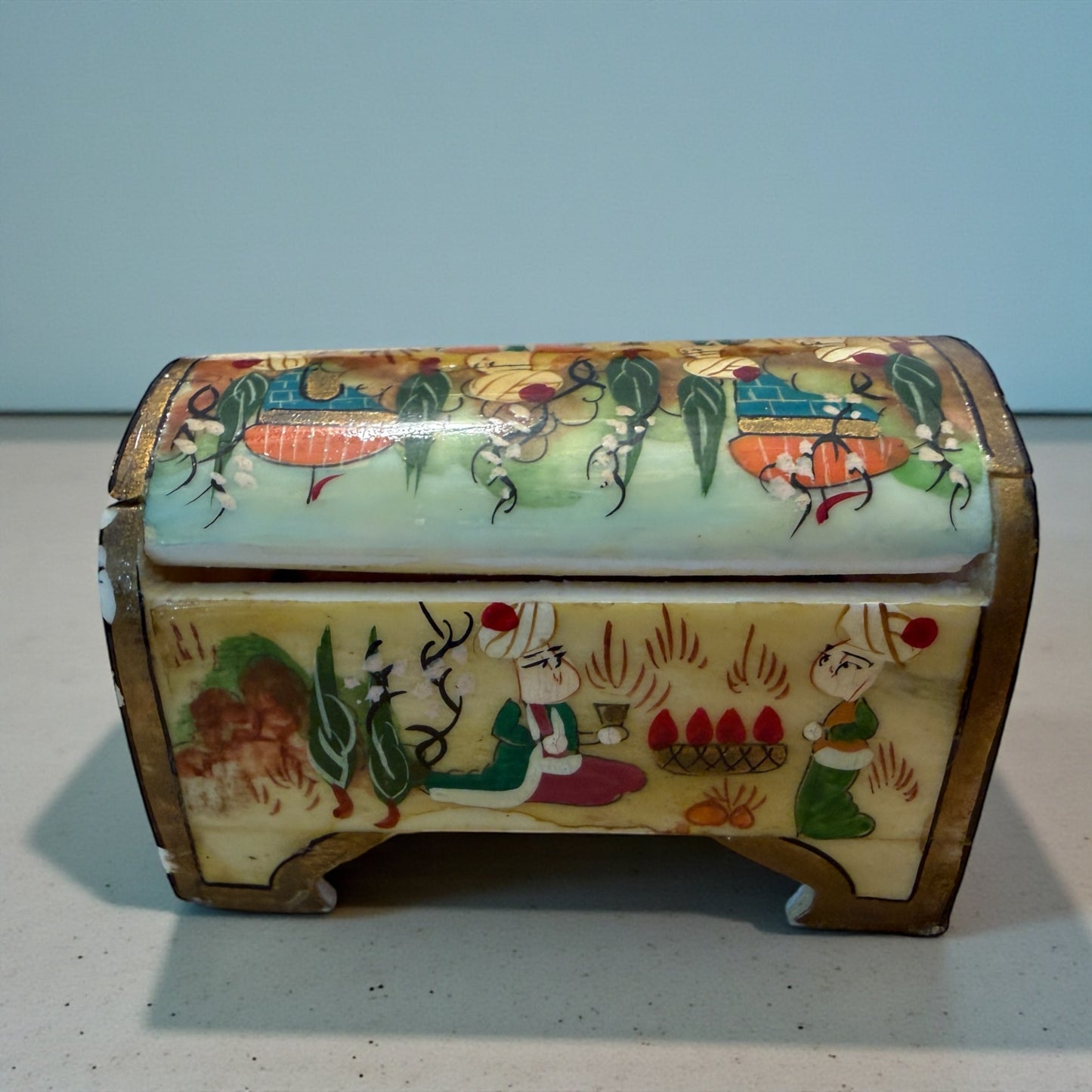 Bauletto in miniatura realizzato interamente in osso e dipinto