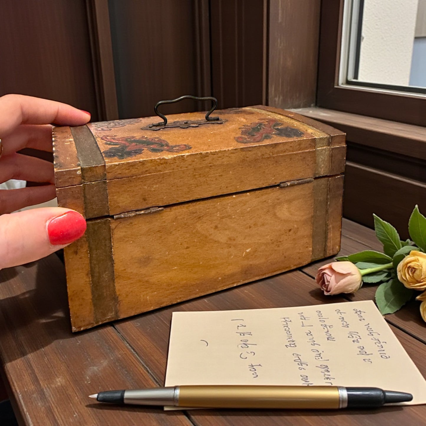 Antica scatola cofanetto francese, decorato negli anni ‘30 ca, scritta “Maman”