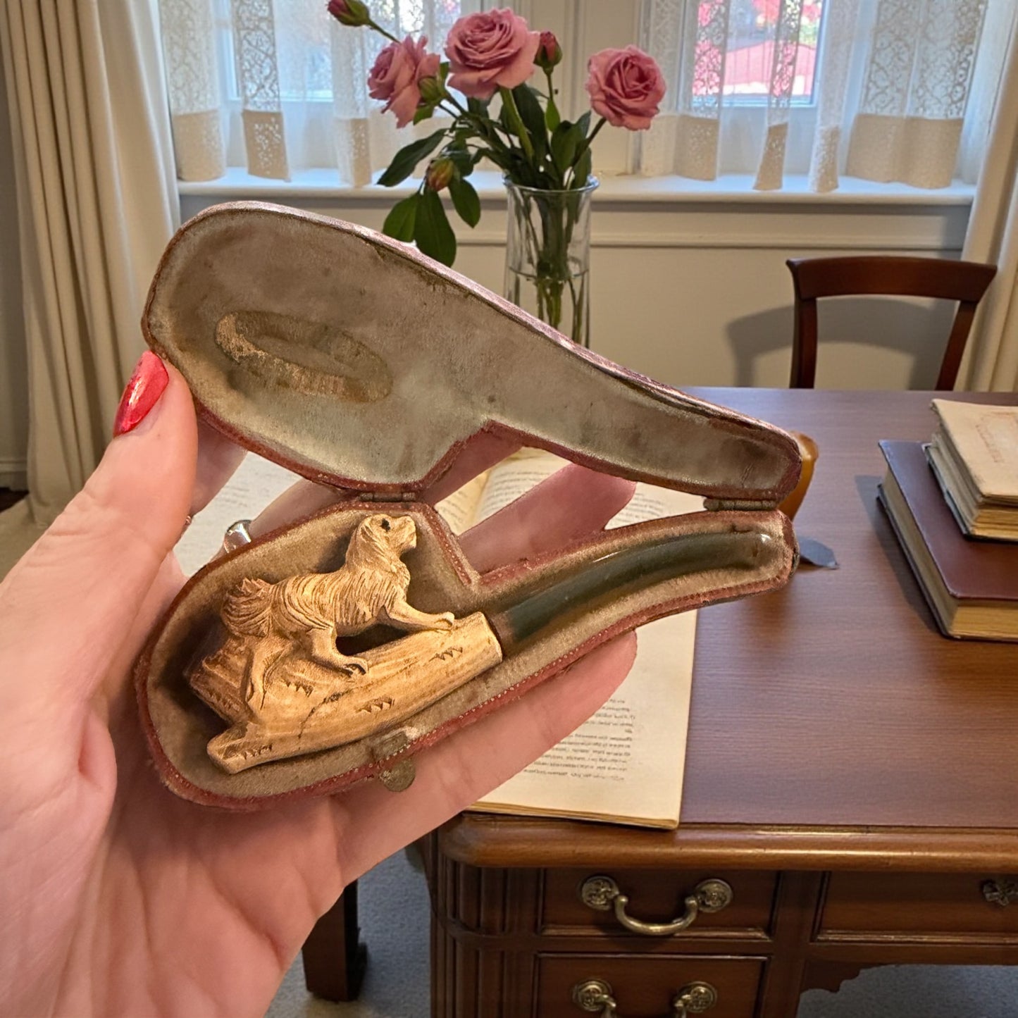 Antica pipa in schiuma di mare zoomorfa a guisa di cane, in custodia, fine ‘800