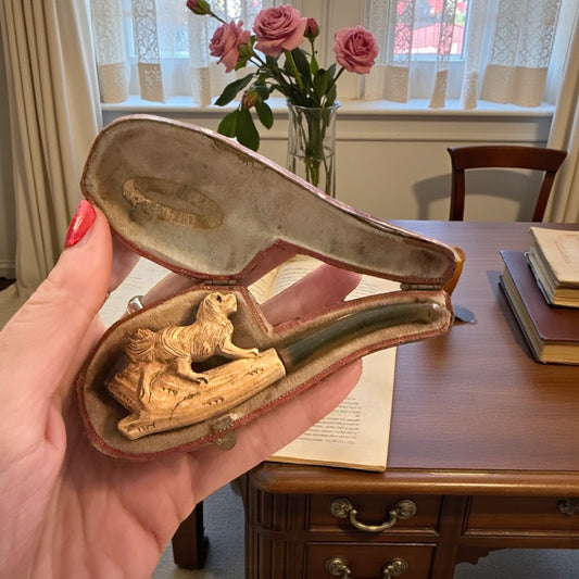 Antica pipa in schiuma di mare zoomorfa a guisa di cane, in custodia, fine ‘800