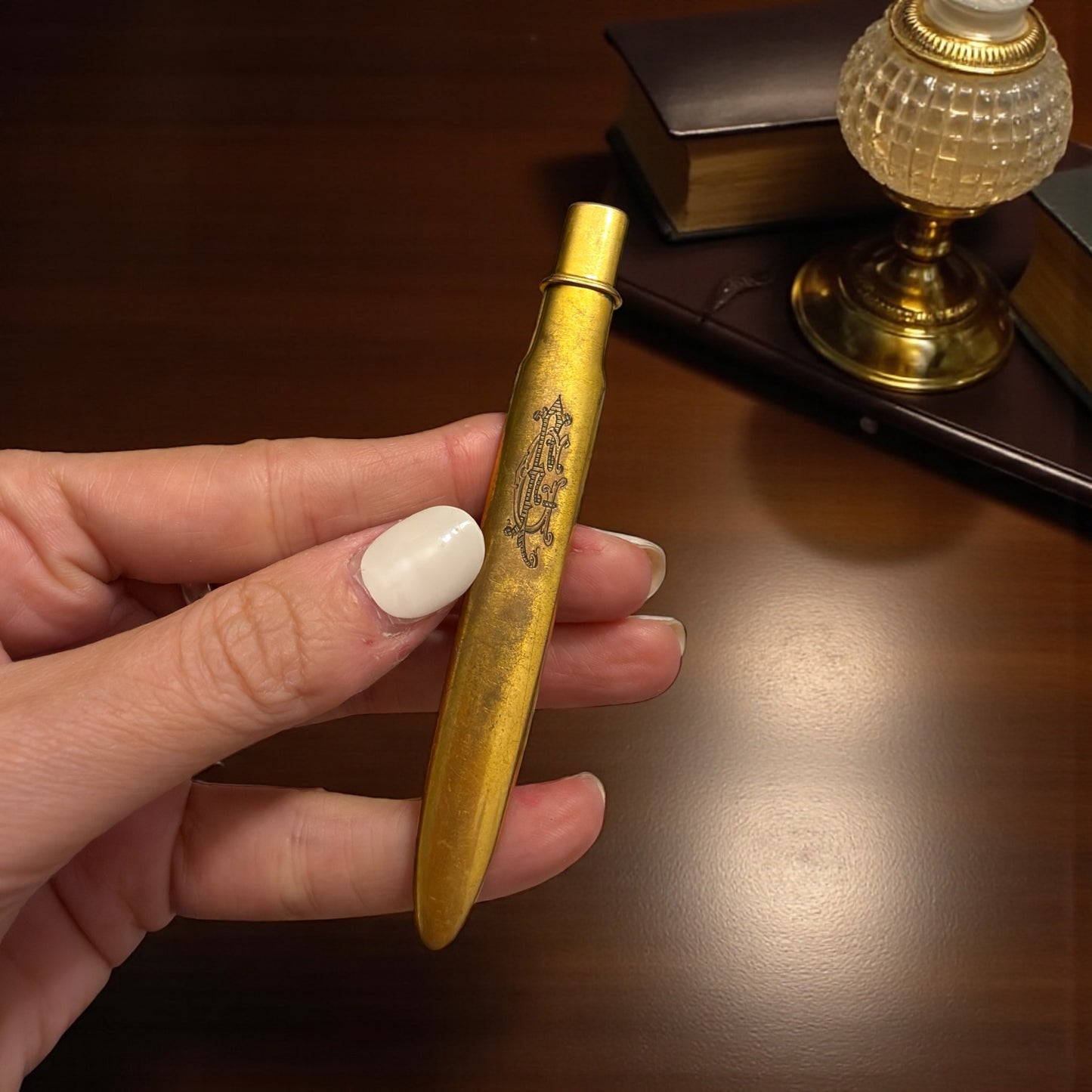 Porte-crayon con monogramma antico, belle époque