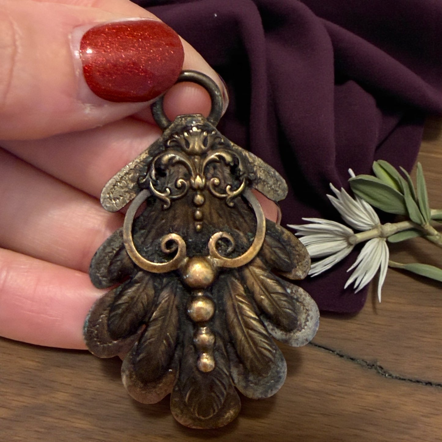 Antico ornamento da abito ottocentesco rivisitato a pendente, decorazione neo rinascimentale con piume