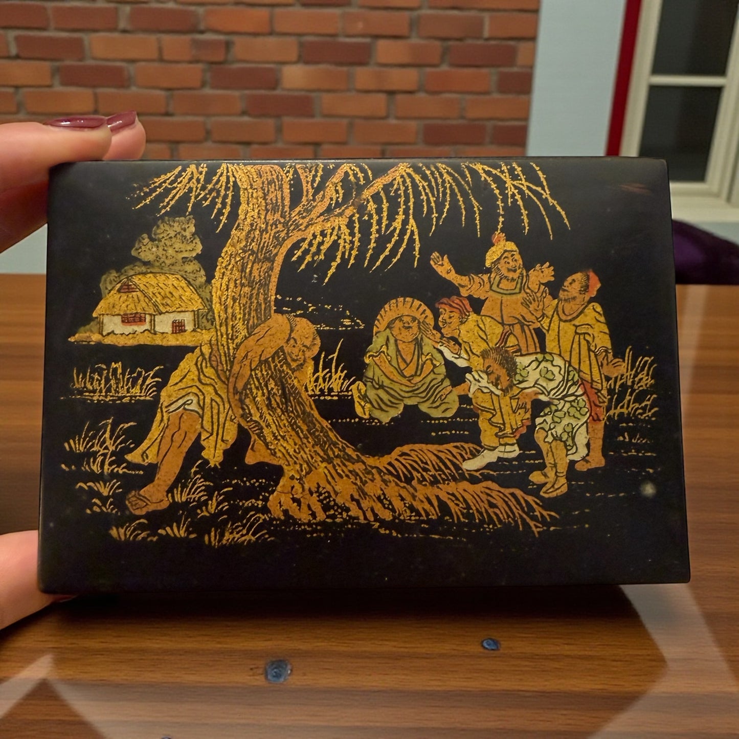 Scatola scrigno in papier mâché ca anni ‘40 con interessante scena simbolica orientalista