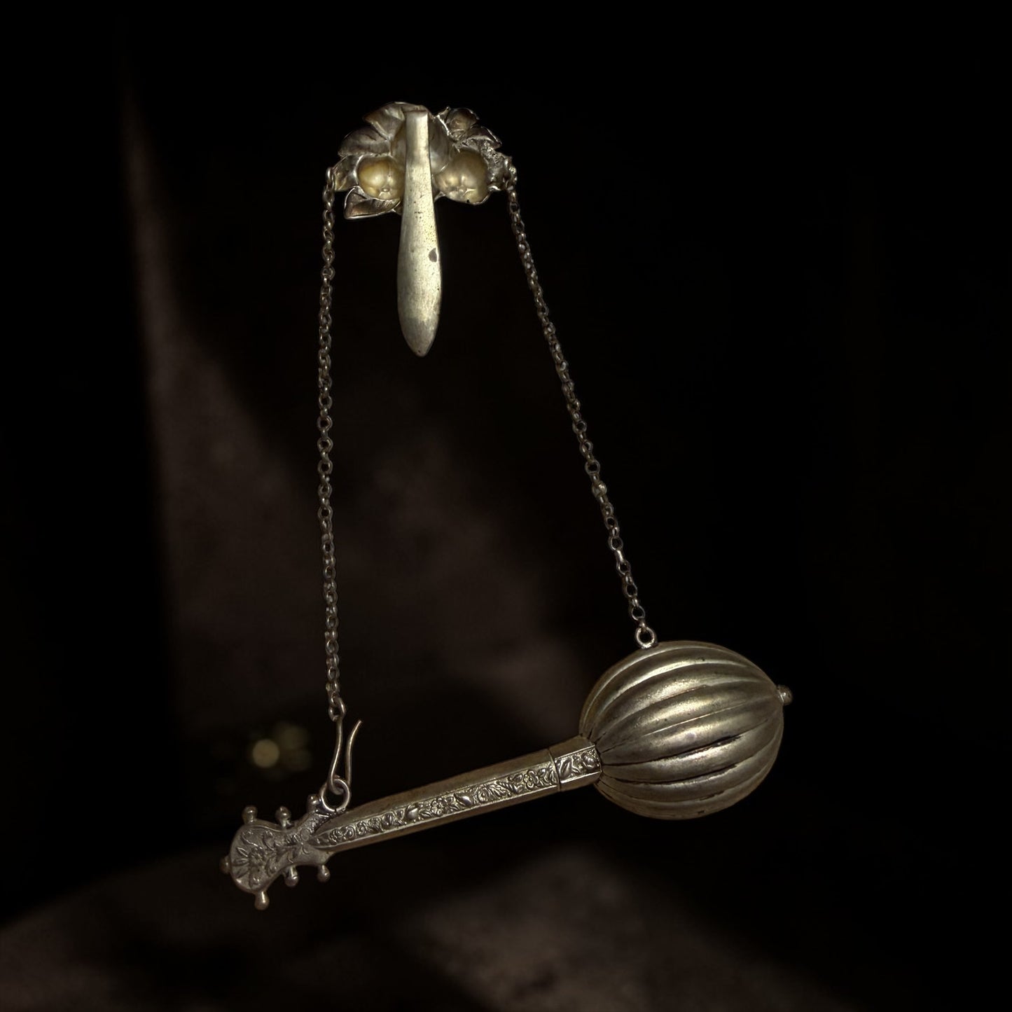 Antica chatelaine in argento da sarta, pezzo molto raro con porta aghi a guisa di liuto, fine ‘800 - primo ‘900