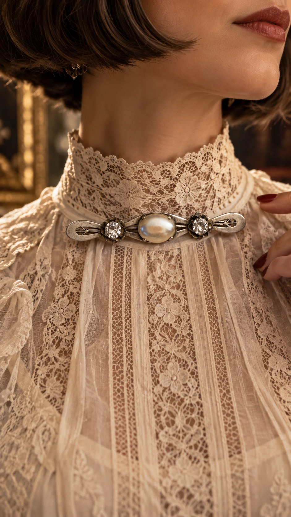 Grande broche de cou spilla placcata argento con vetro perlato e cristalli, anni 20-30