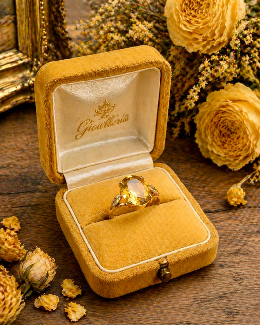 Anello vintage placcato oro con decorazione a foglie in stile Liberty e pietra giallo chiaro