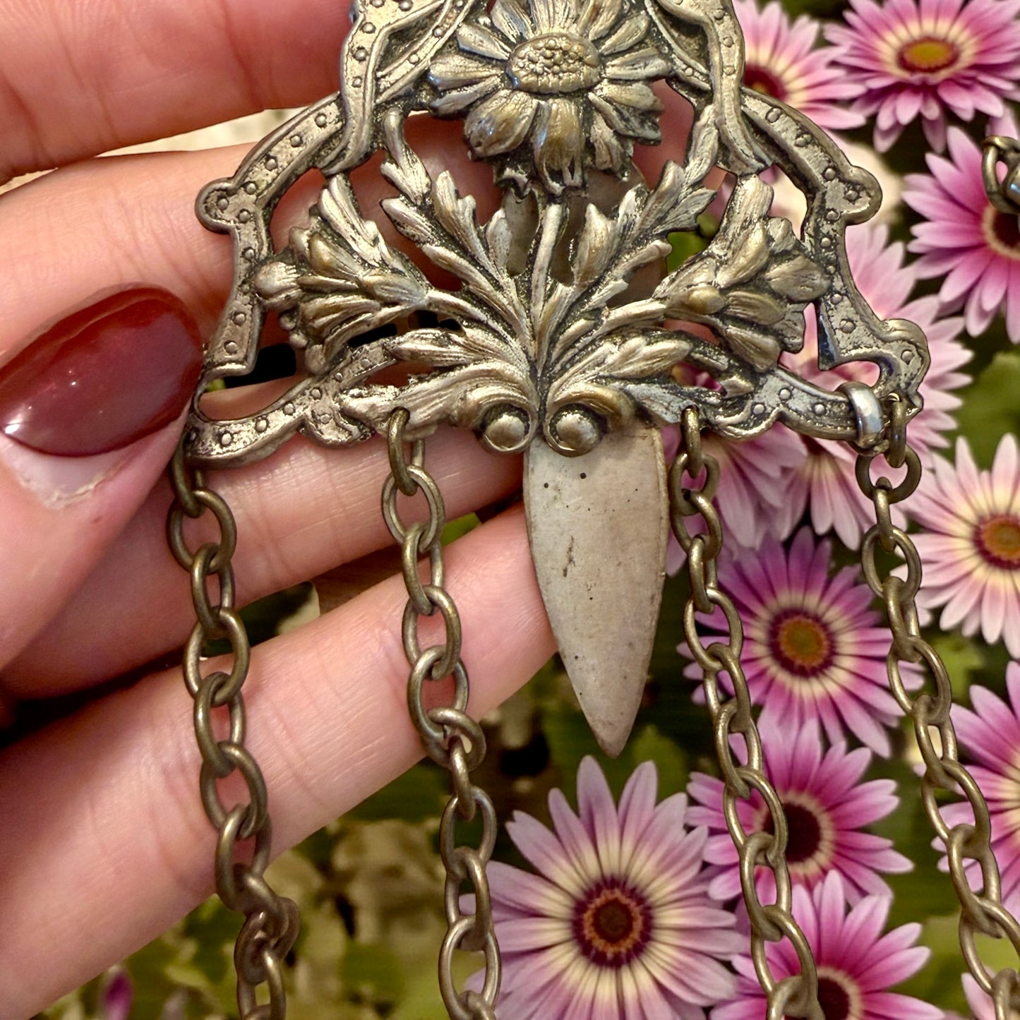 Antica Chatelaine da cintura con quattro catene, motivo floreale con margherita