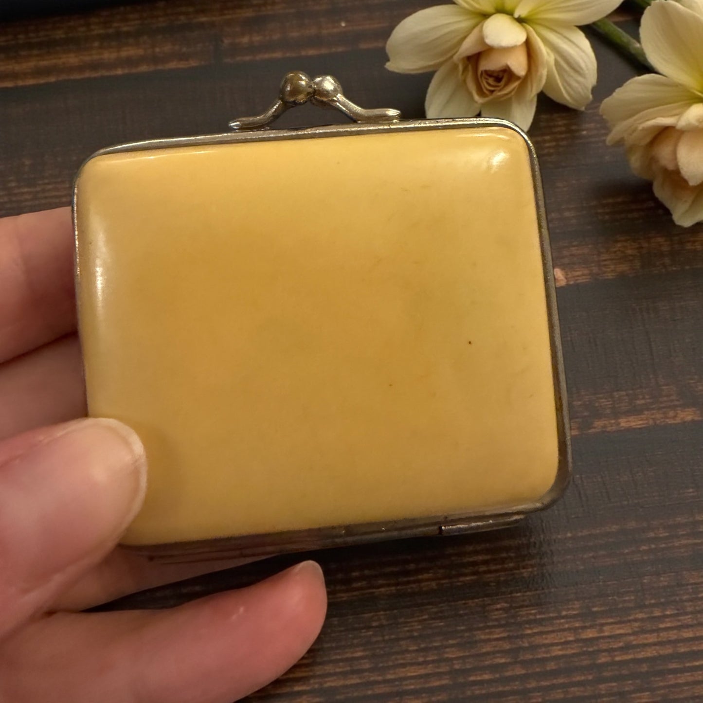 Porta monete antico in bachelite con decorazioni argentate floreali e scritta “Lourdes”