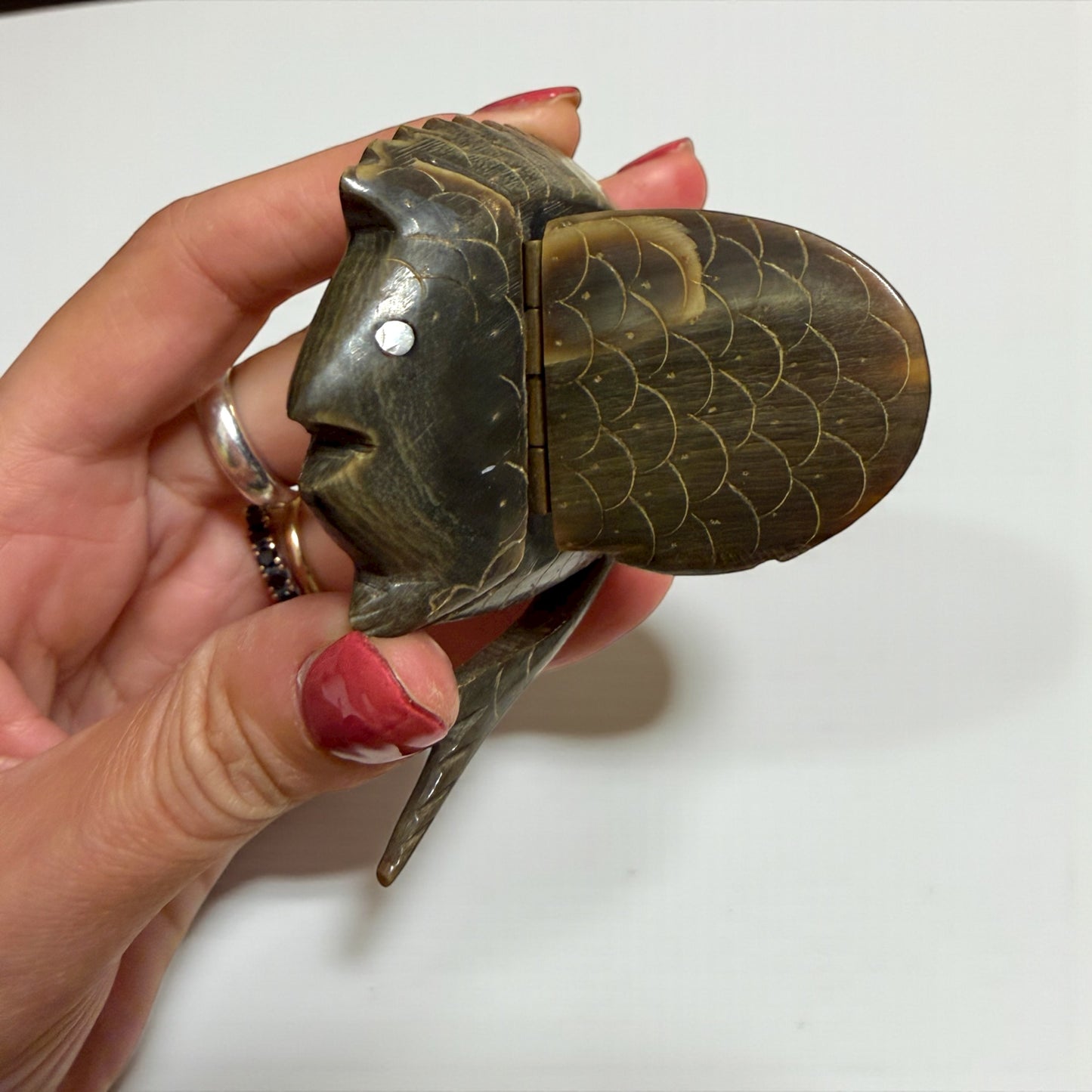 Antica tabacchiera corno zoomorfo a guisa di pesce ￼