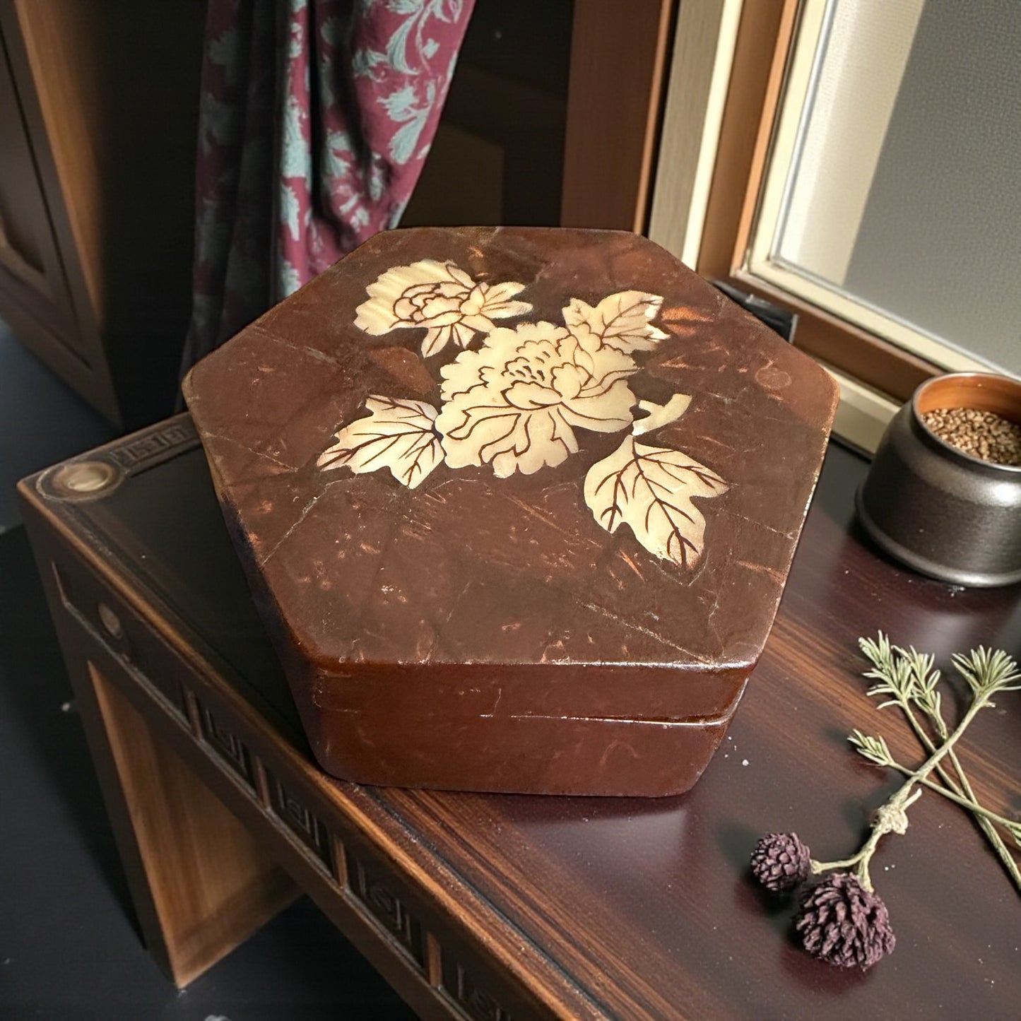 Antica scatoletta portagioie ottagonale con seta rossa ed intarsio madreperla