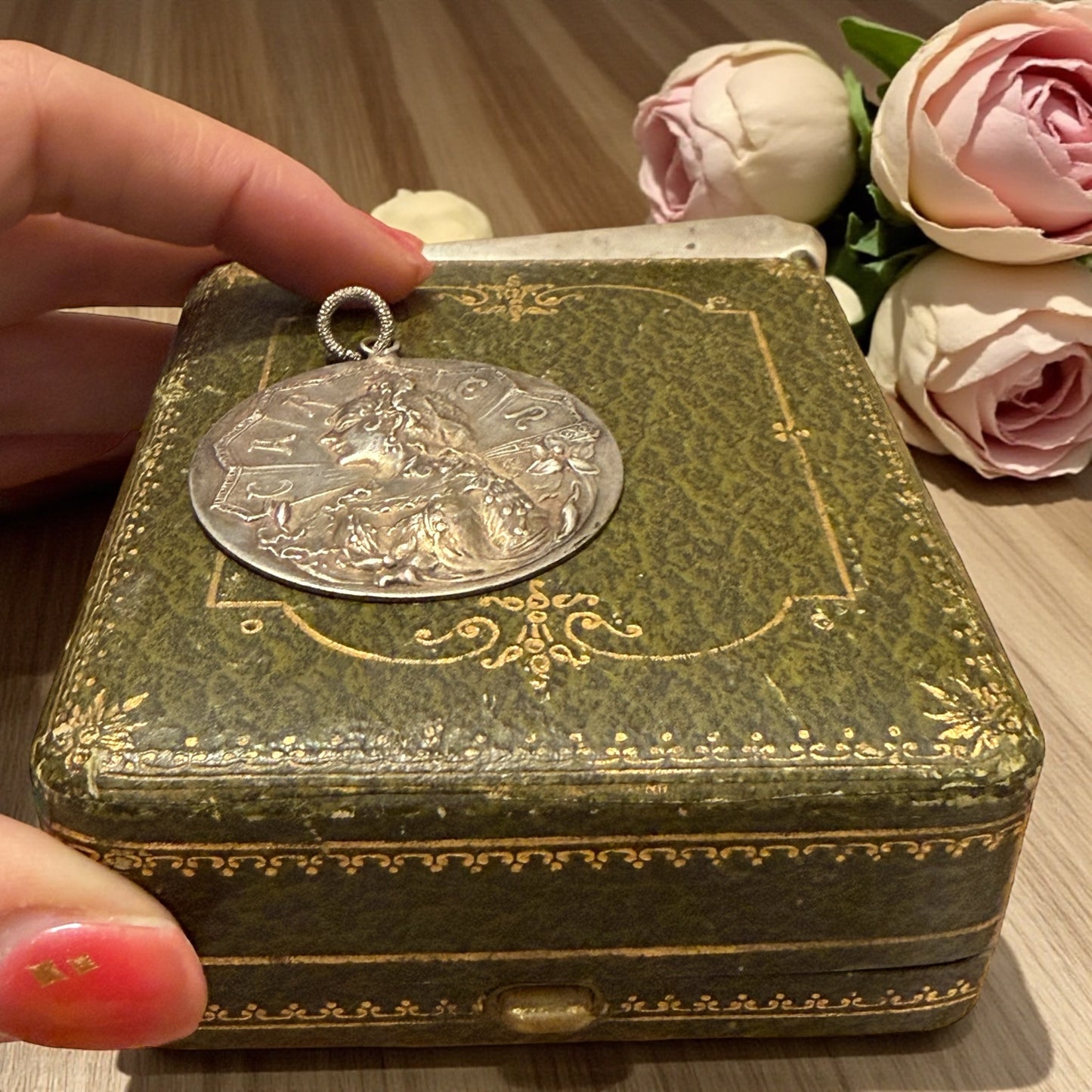 Gioiello Musa dell’Art Nouveau, Carmen come allegoria della donna nuova, fine ‘800 con scrigno