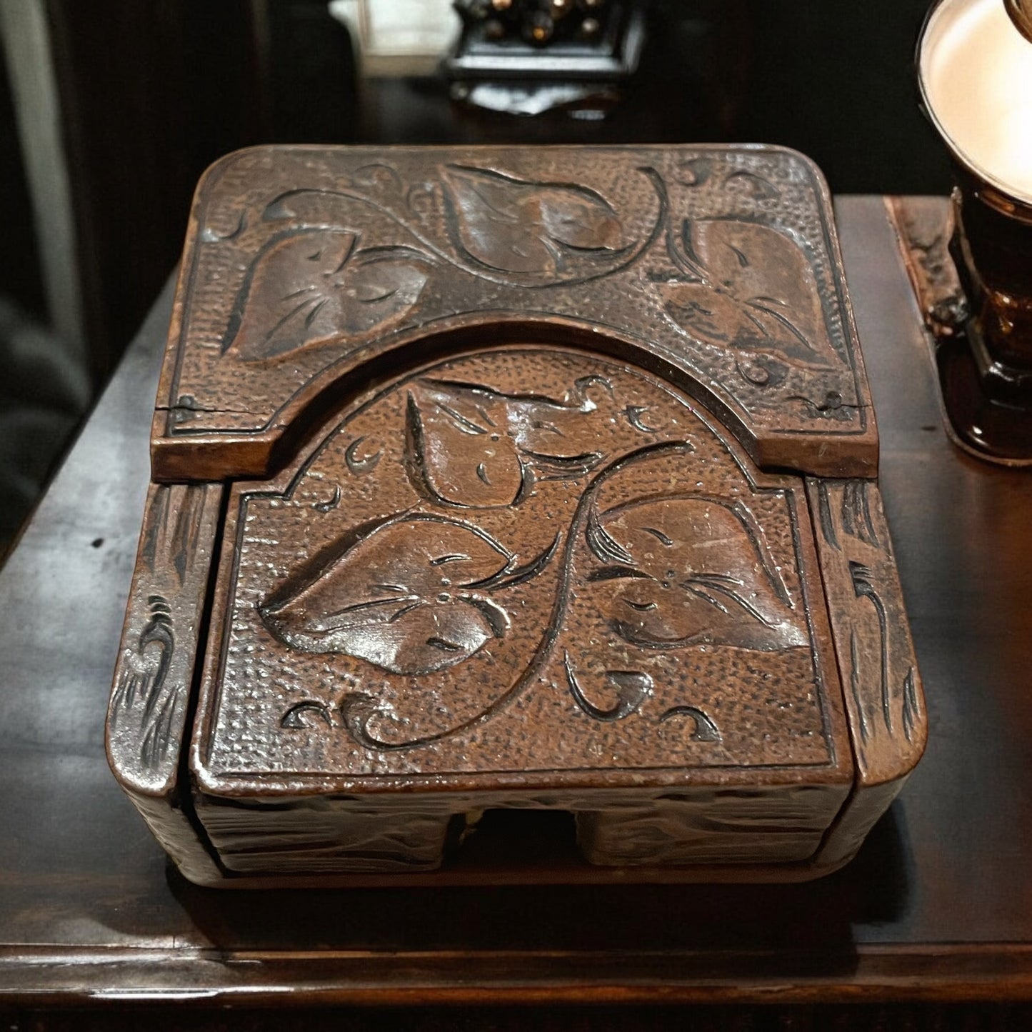 Astuccio o espositore per orologio a cipolla, primo ‘900, legno intagliato art Nouveau