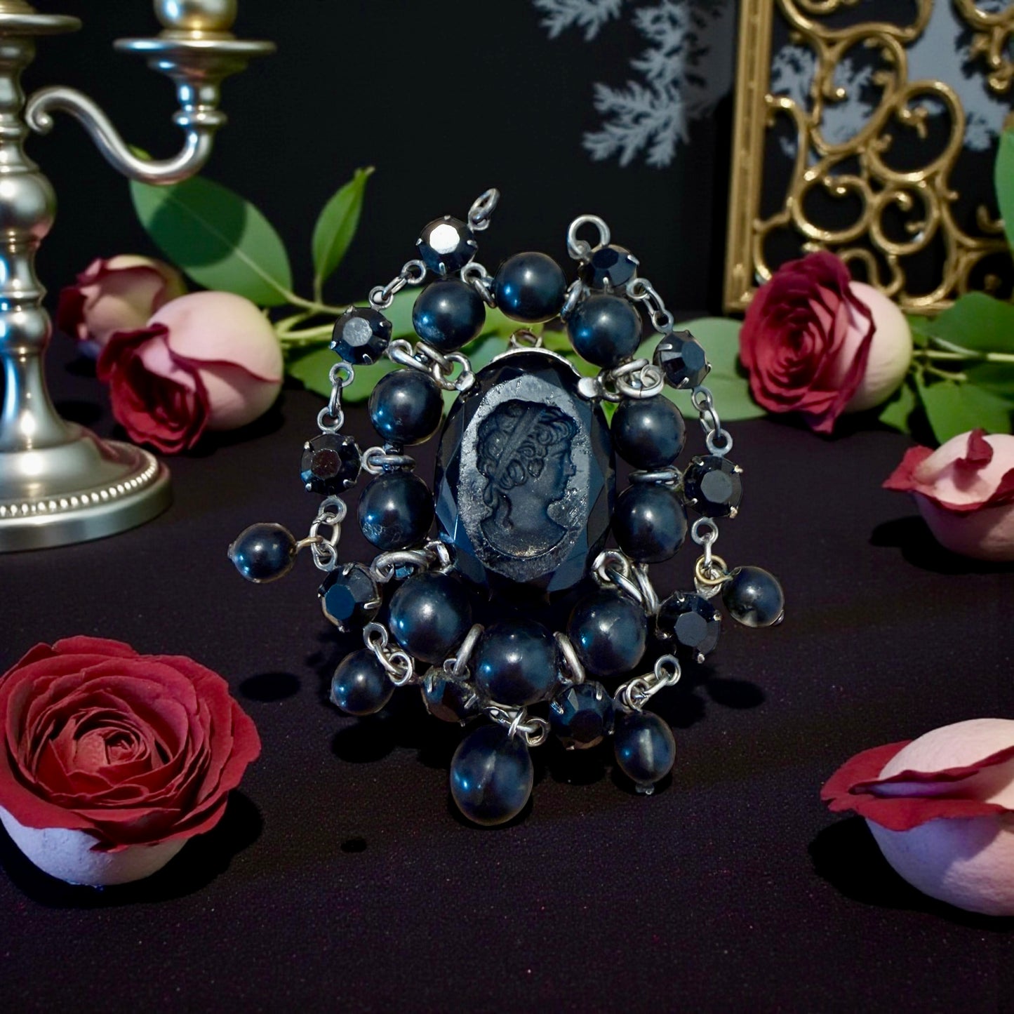 Pendente con paste vitree e perle plastiche e cammeo intagliato centrale montato in argento, anni ‘40.